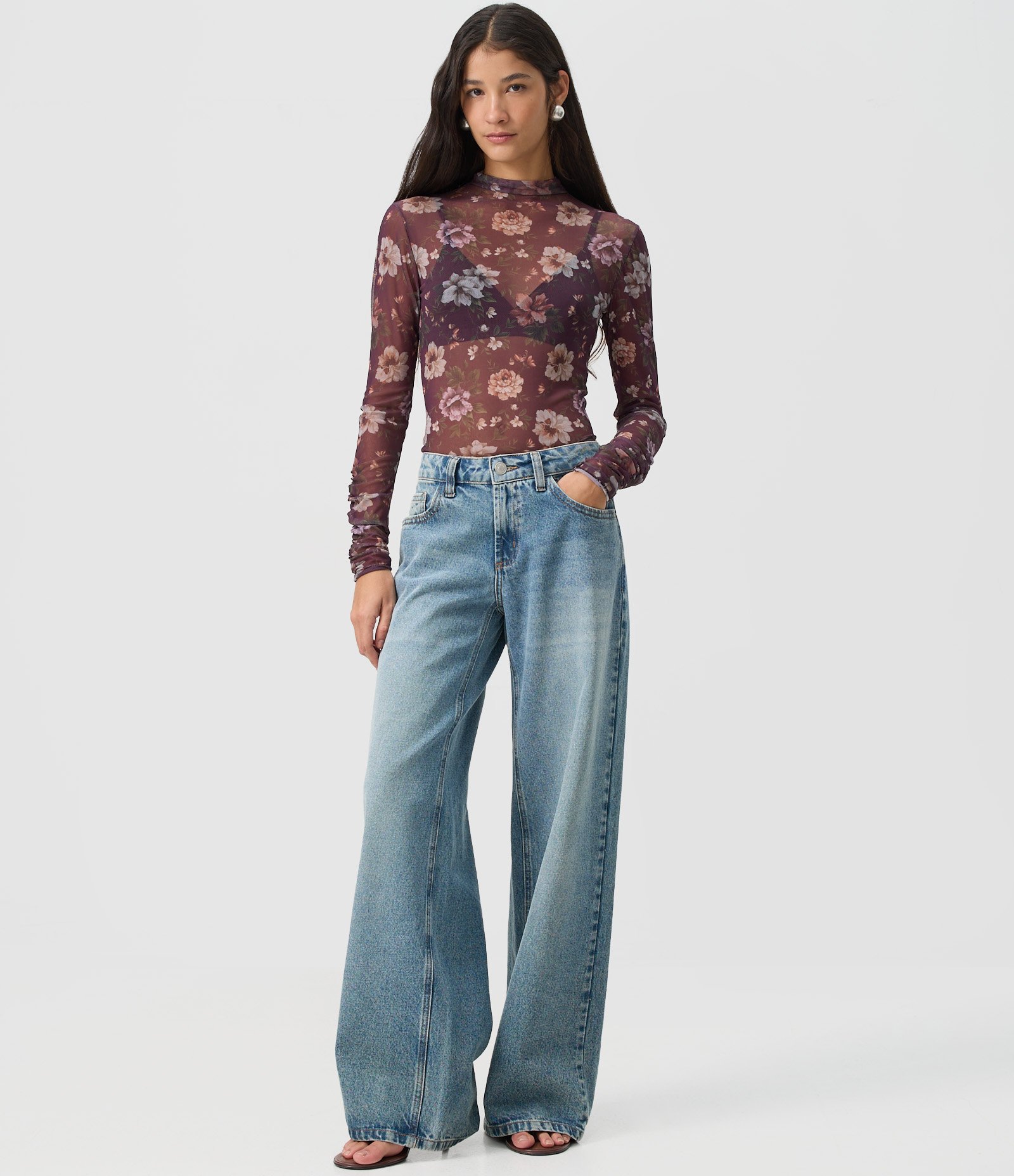Blusa em Tule Floral com Transparência e Franzido nos Punhos Preto 2