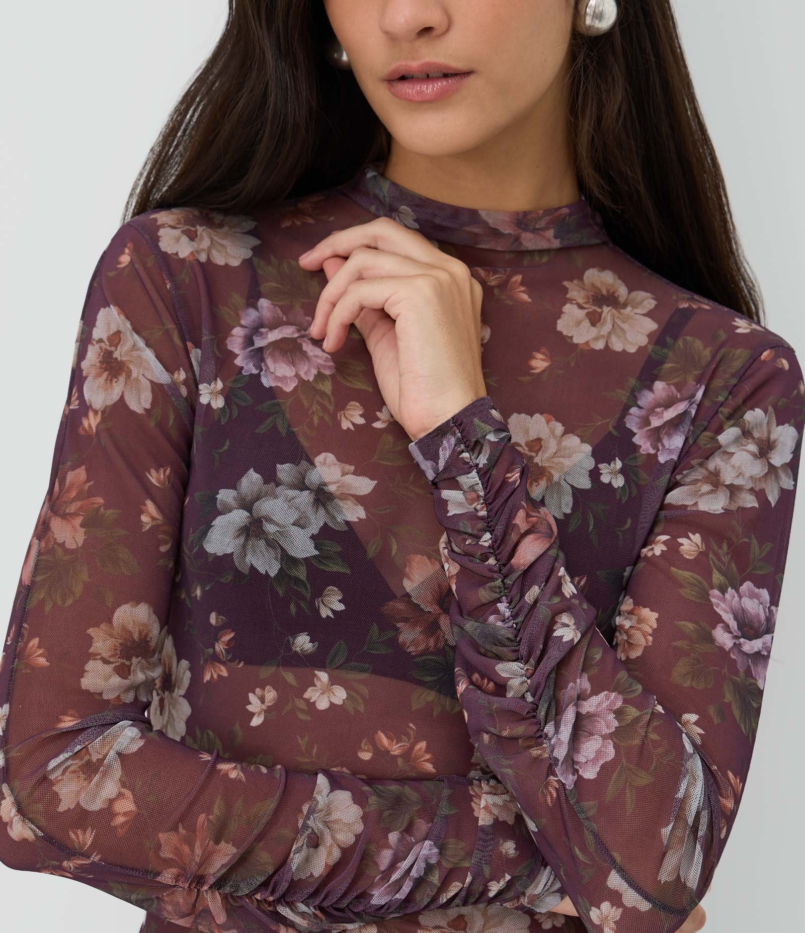 Blusa em Tule Floral com Transparência e Franzido nos Punhos Preto 3
