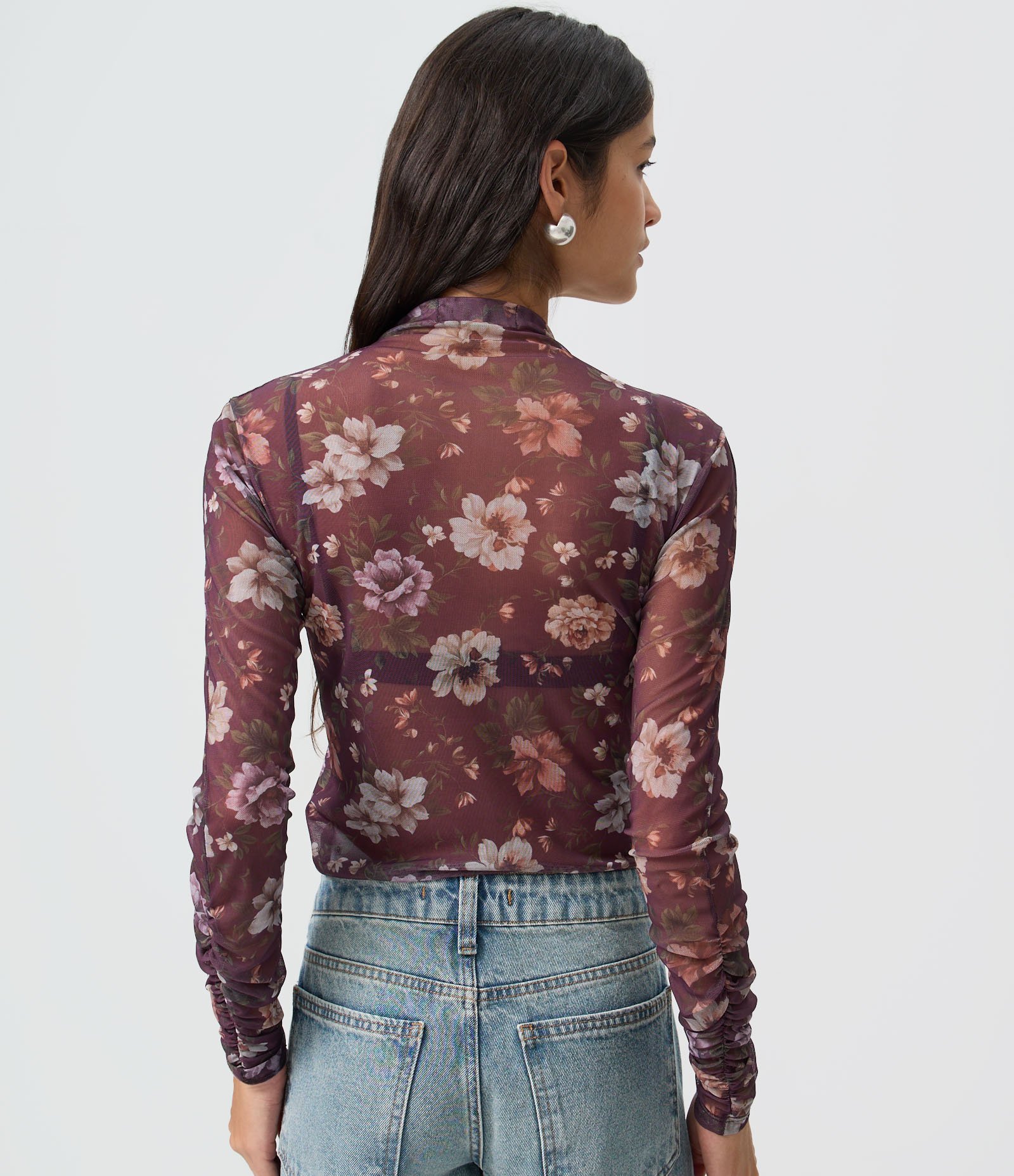 Blusa em Tule Floral com Transparência e Franzido nos Punhos Preto 4
