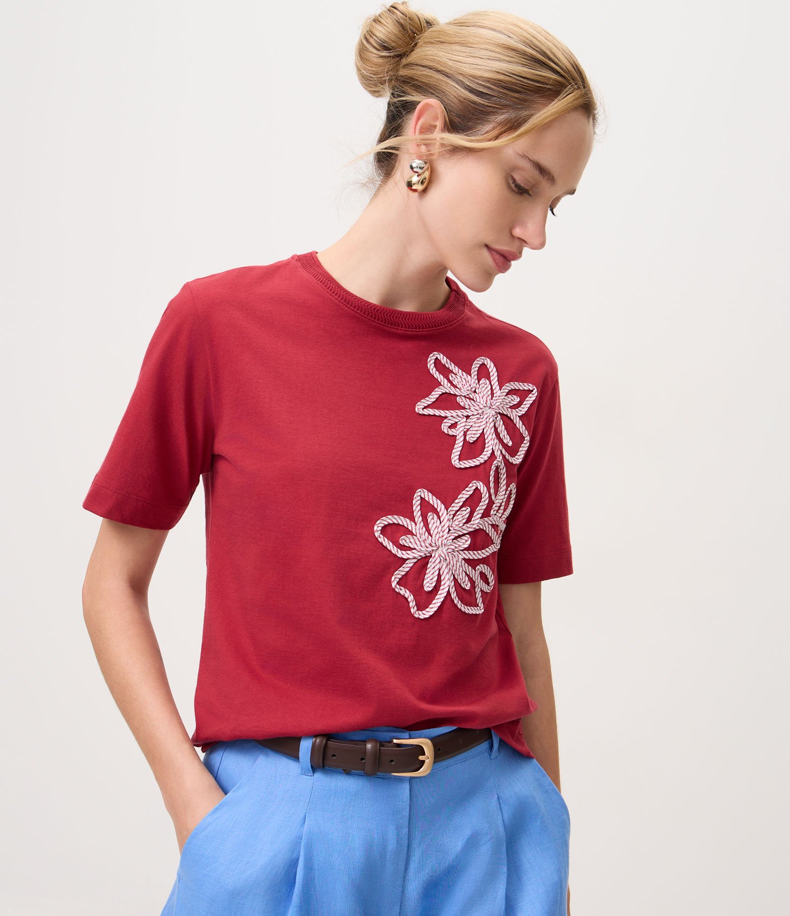 Blusa em Algodão com Bordado Floral Localizado Vermelho 1