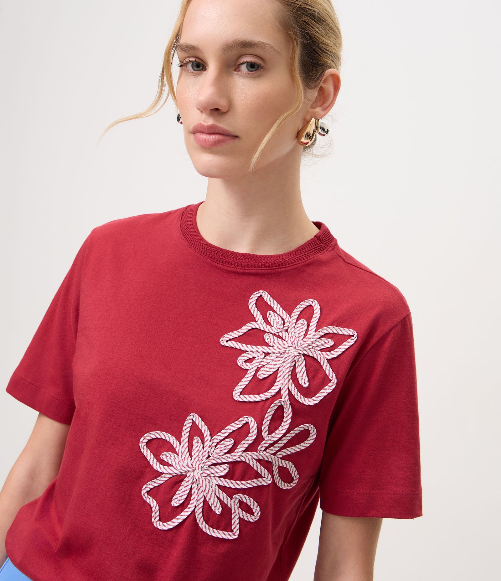 Blusa em Algodão com Bordado Floral Localizado Vermelho 3