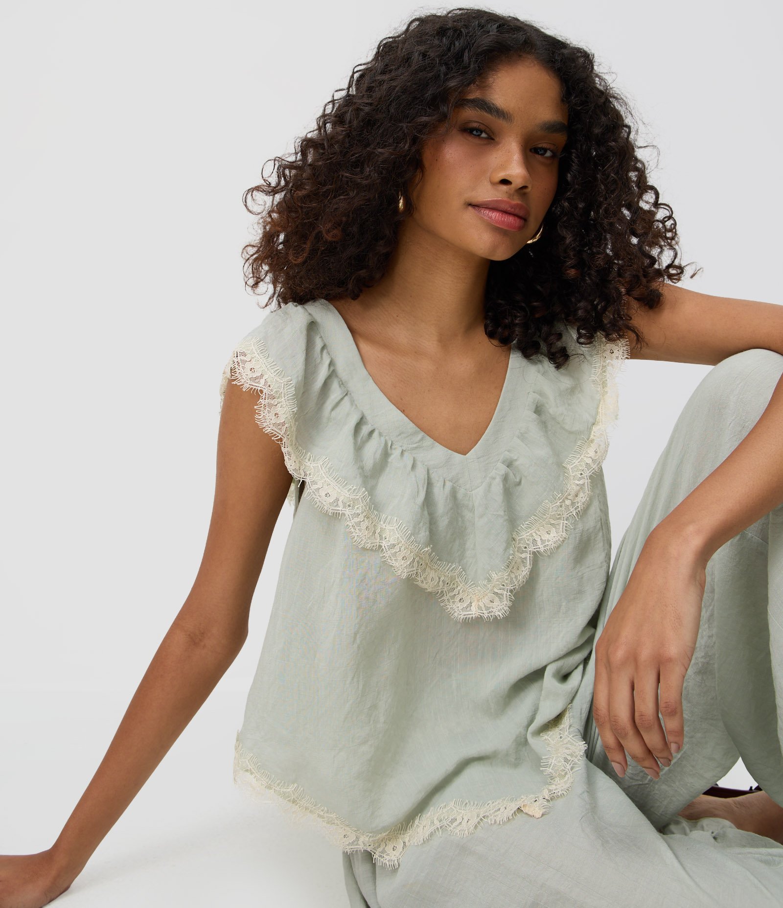 Blusa em Chiffon com Babados de Renda e Barra em Pontas Verde Claro 1