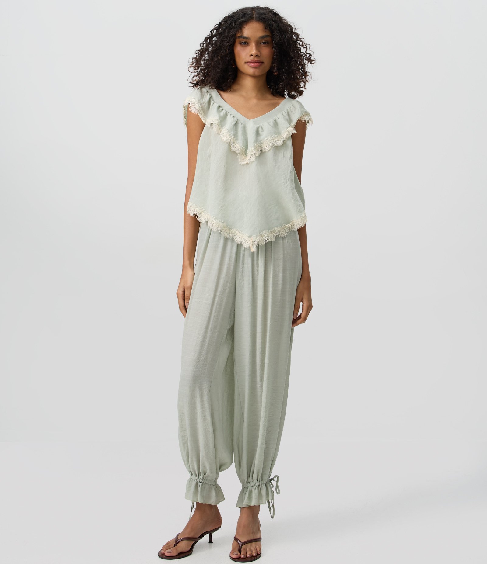 Blusa em Chiffon com Babados de Renda e Barra em Pontas Verde Claro 2