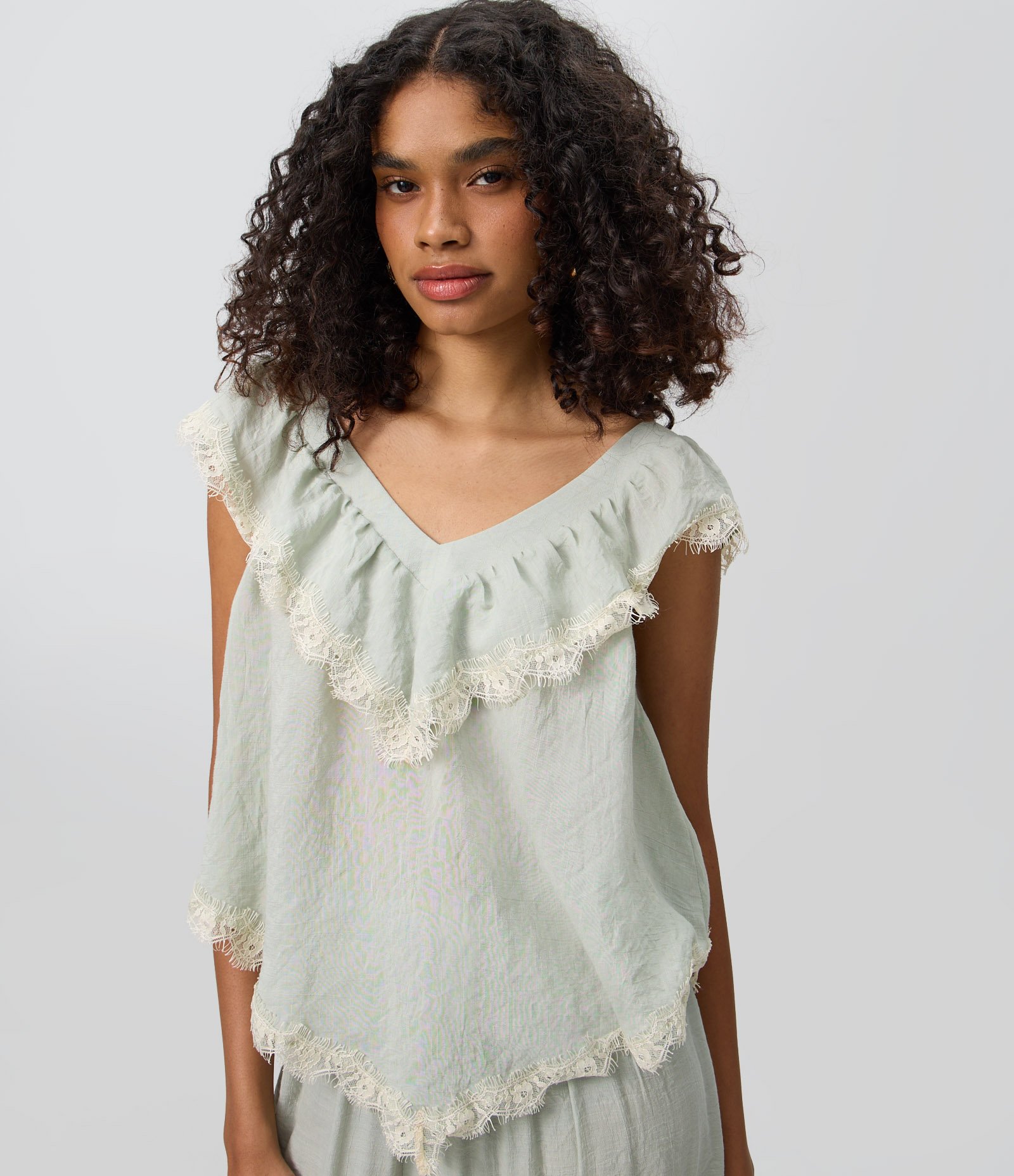 Blusa em Chiffon com Babados de Renda e Barra em Pontas Verde Claro 3