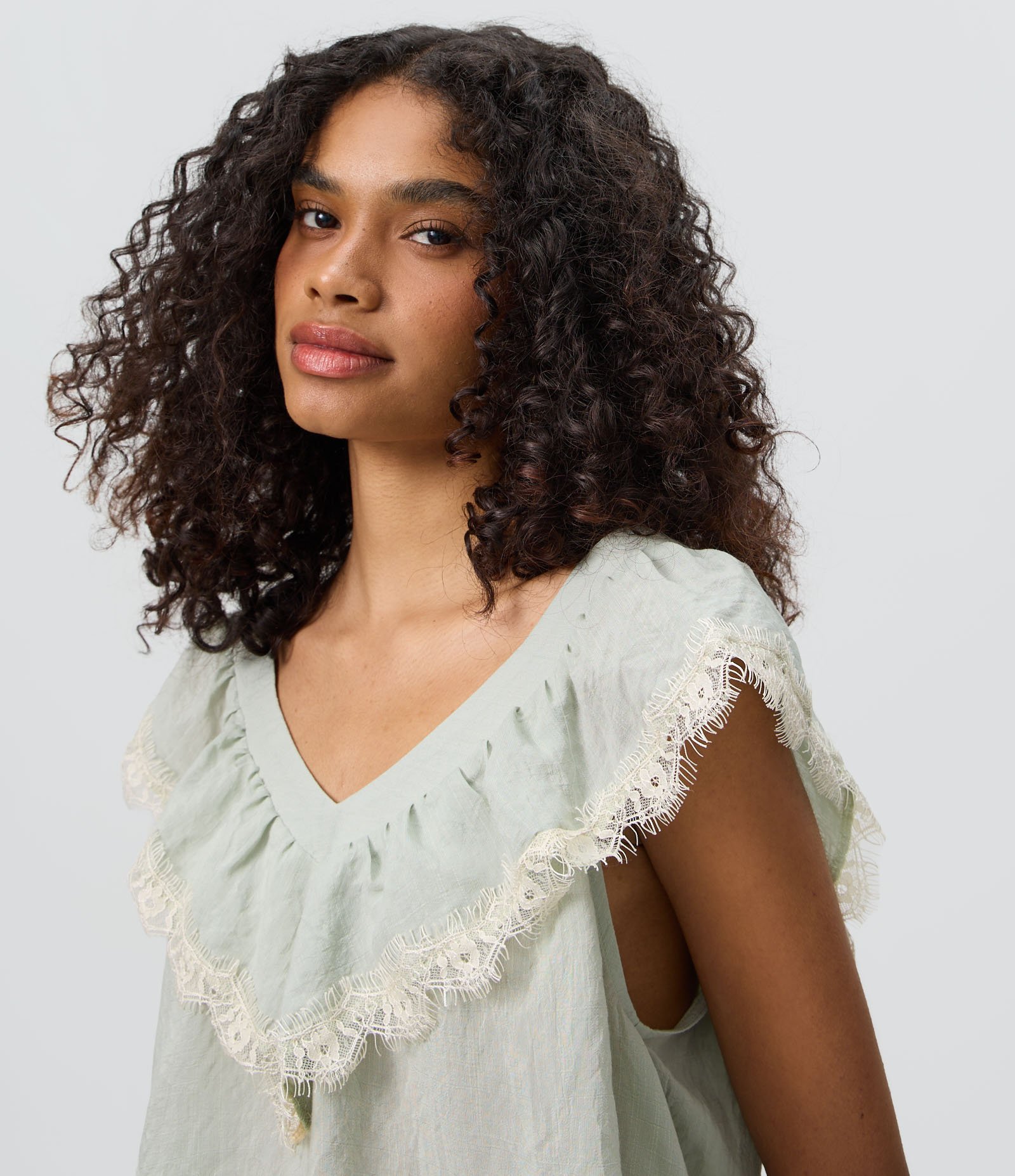 Blusa em Chiffon com Babados de Renda e Barra em Pontas Verde Claro 4