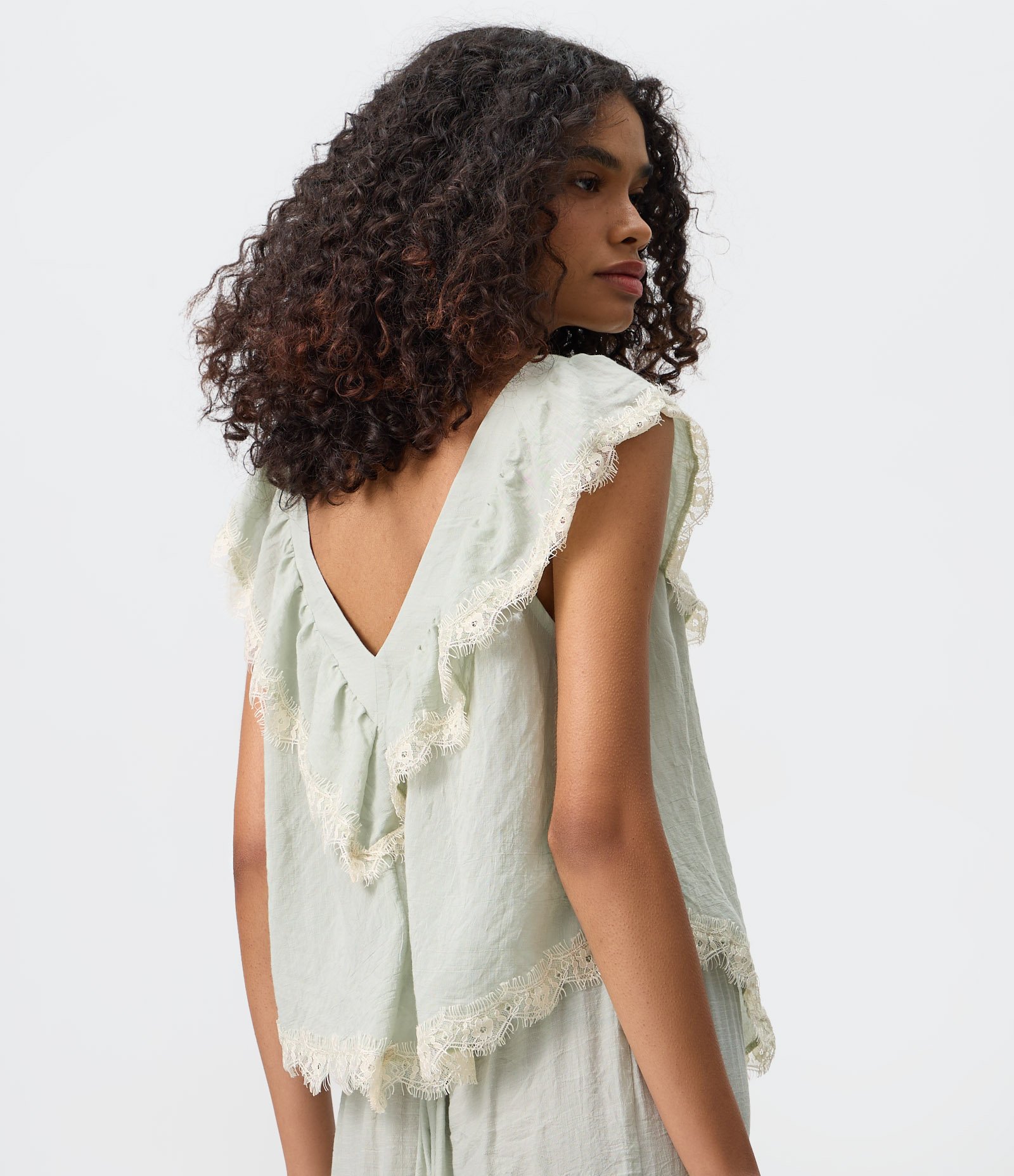 Blusa em Chiffon com Babados de Renda e Barra em Pontas Verde Claro 5