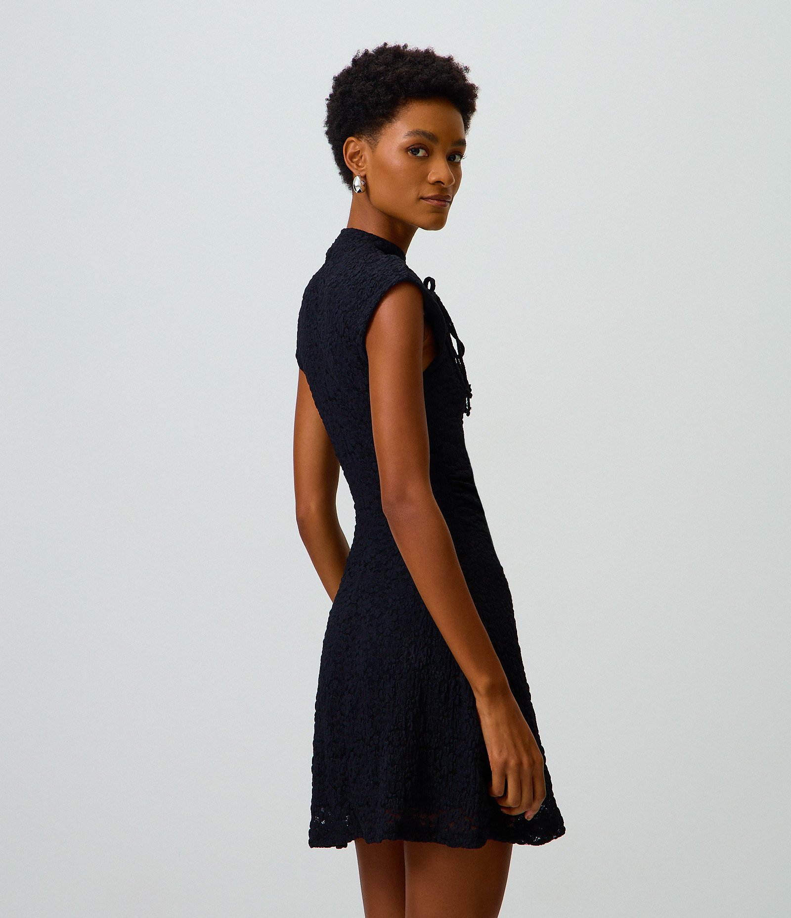 Vestido Curto em Renda com Gola Mandarim Diferenciada com Amarração Preto 2
