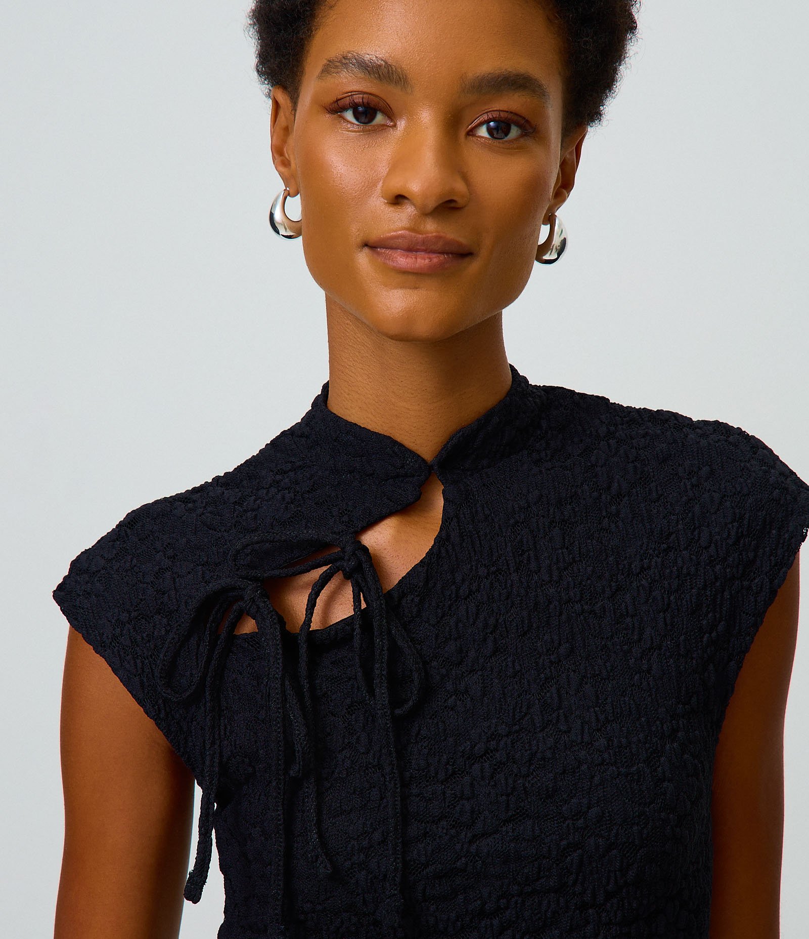 Vestido Curto em Renda com Gola Mandarim Diferenciada com Amarração Preto 3