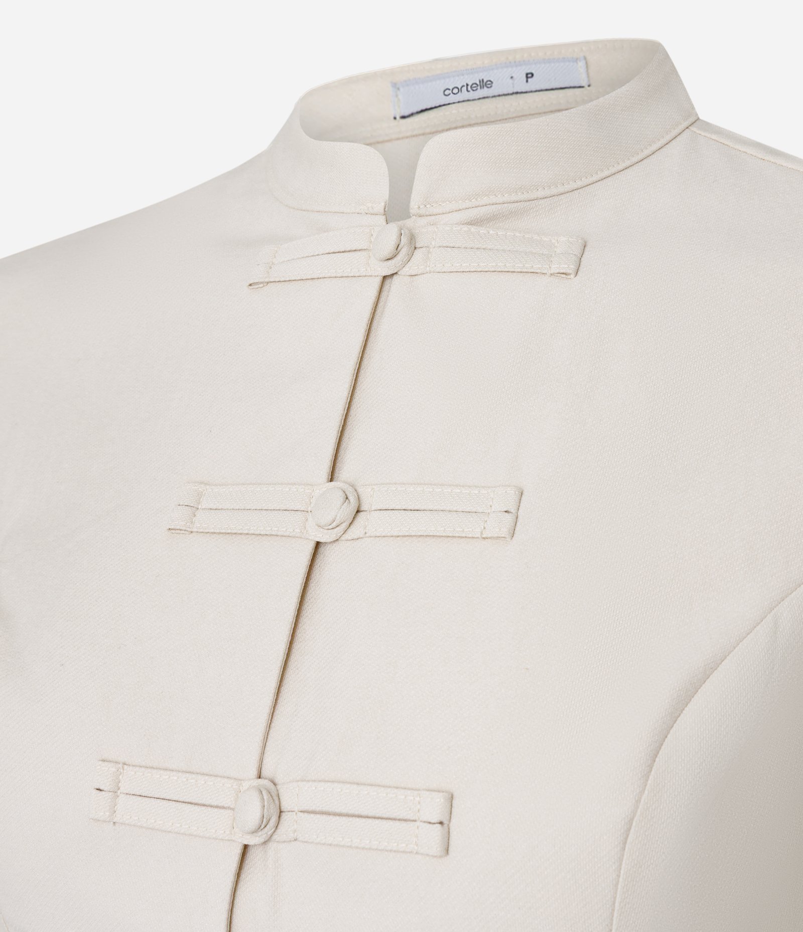 Blusa com Gola Padre e Fechamento por Alamares Bege 6