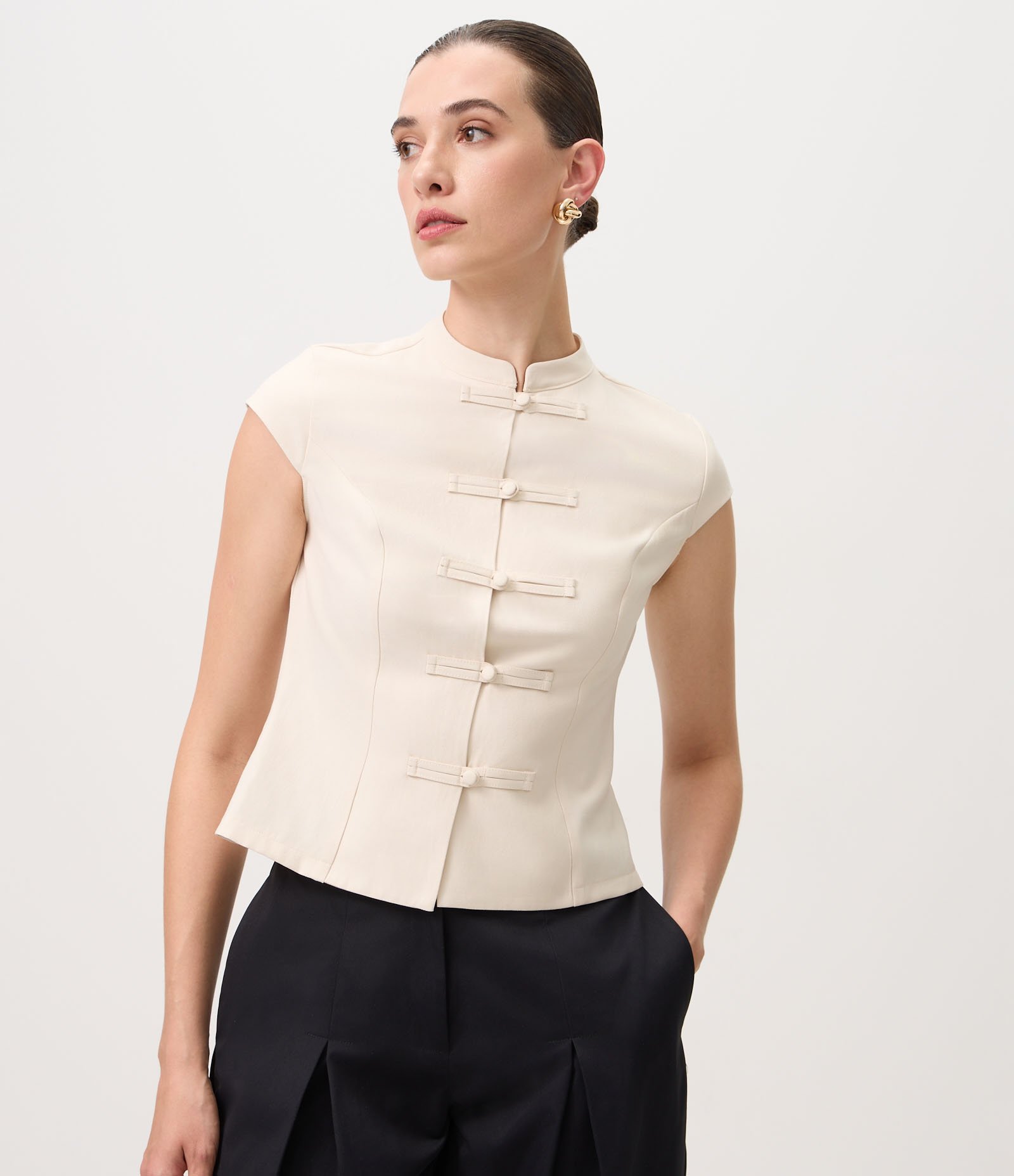 Blusa com Gola Padre e Fechamento por Alamares Bege 1