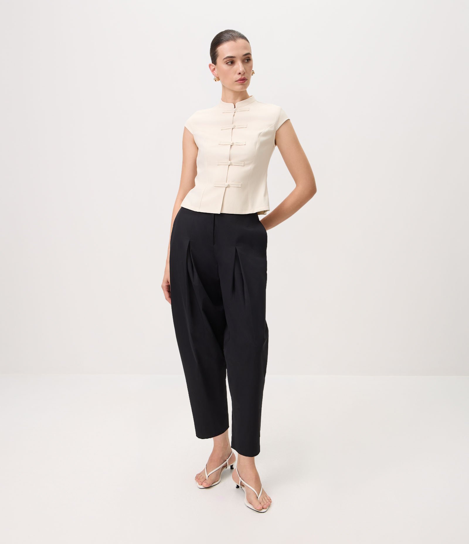 Blusa com Gola Padre e Fechamento por Alamares Bege 2