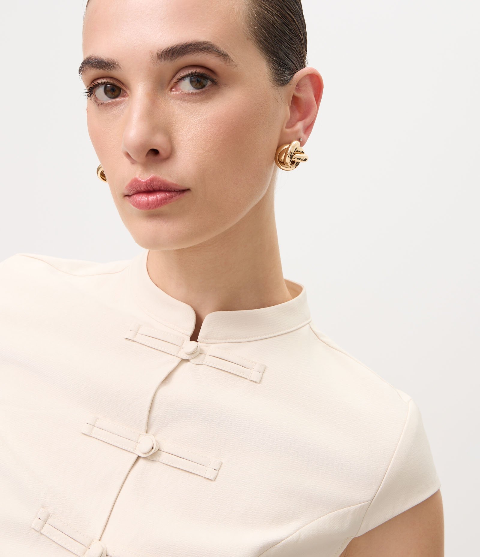 Blusa com Gola Padre e Fechamento por Alamares Bege 3