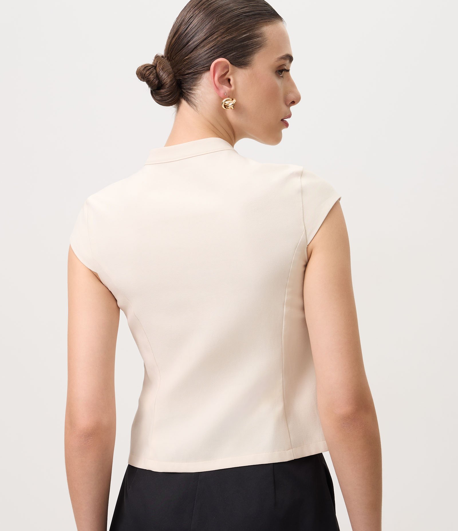 Blusa com Gola Padre e Fechamento por Alamares Bege 4