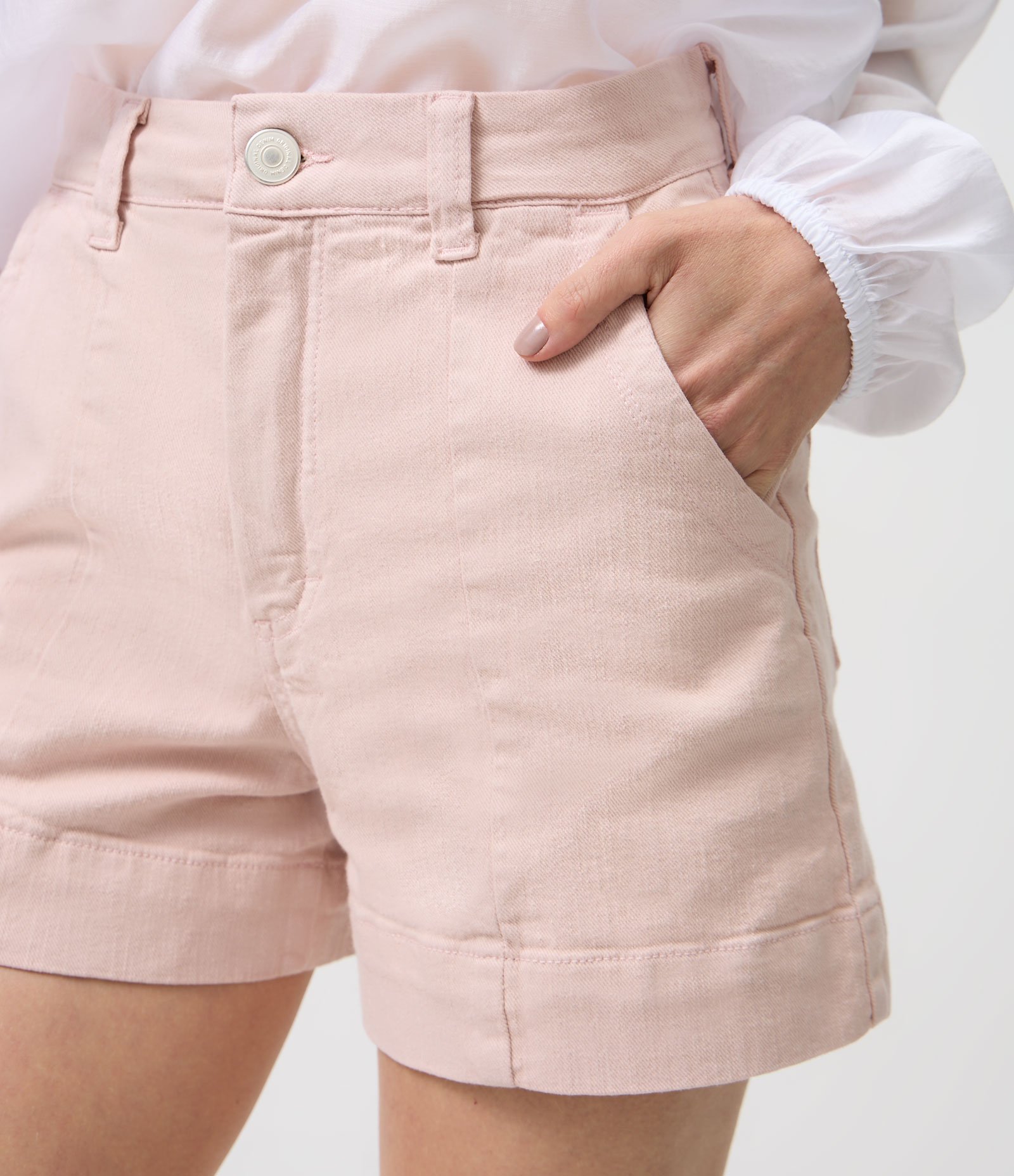 Short Regular em Sarja com Cintura Alta e Bolso Faca Rosa 4