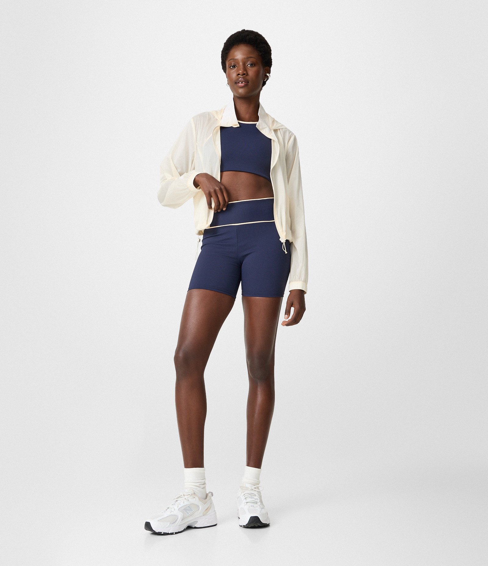 Jaqueta Corta Vento Cropped Esportiva com Saquinho Off White 2