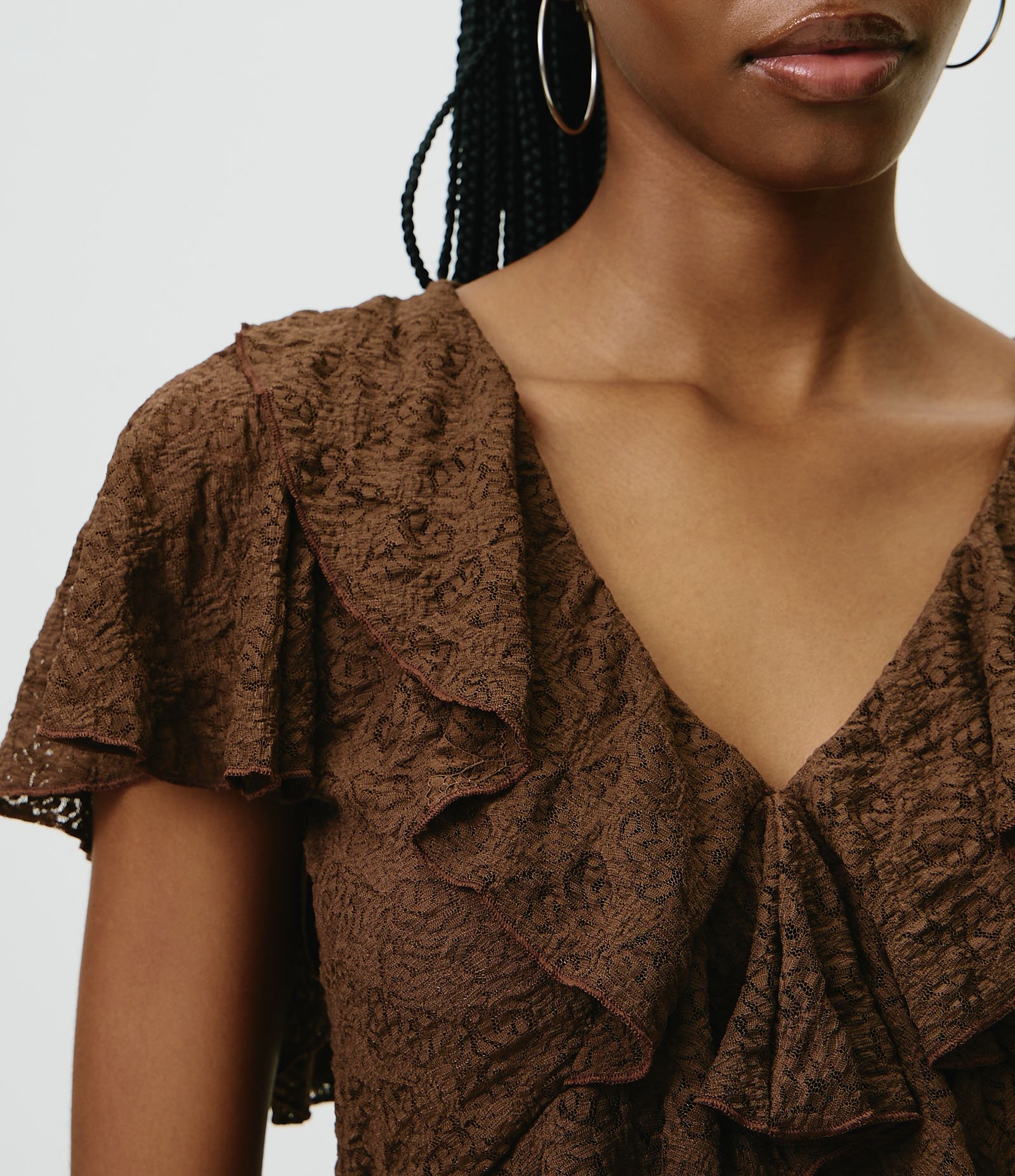 Blusa com Renda Aplicada e Babados Marrom 3