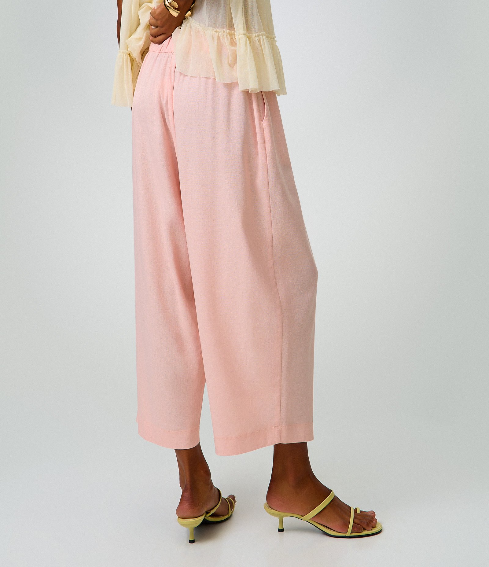 Calça Pantacourt em Viscolinho com Cós Elástico e Amarração Rosa Claro 3