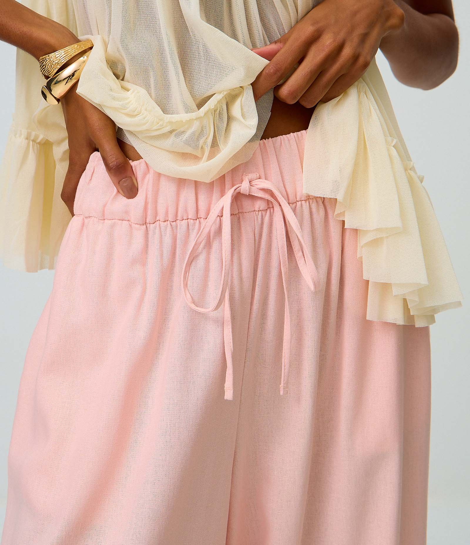 Calça Pantacourt em Viscolinho com Cós Elástico e Amarração Rosa Claro 4