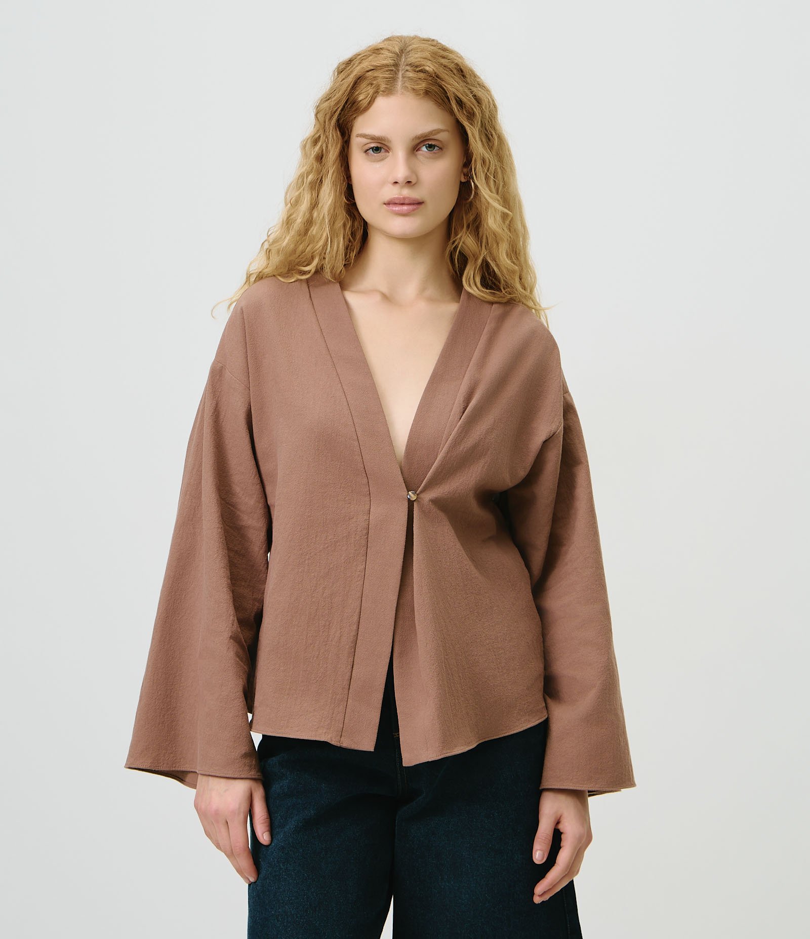 Blusa Transpassada em Algodão com Manga Ampla e Fechamento Único Marrom 1