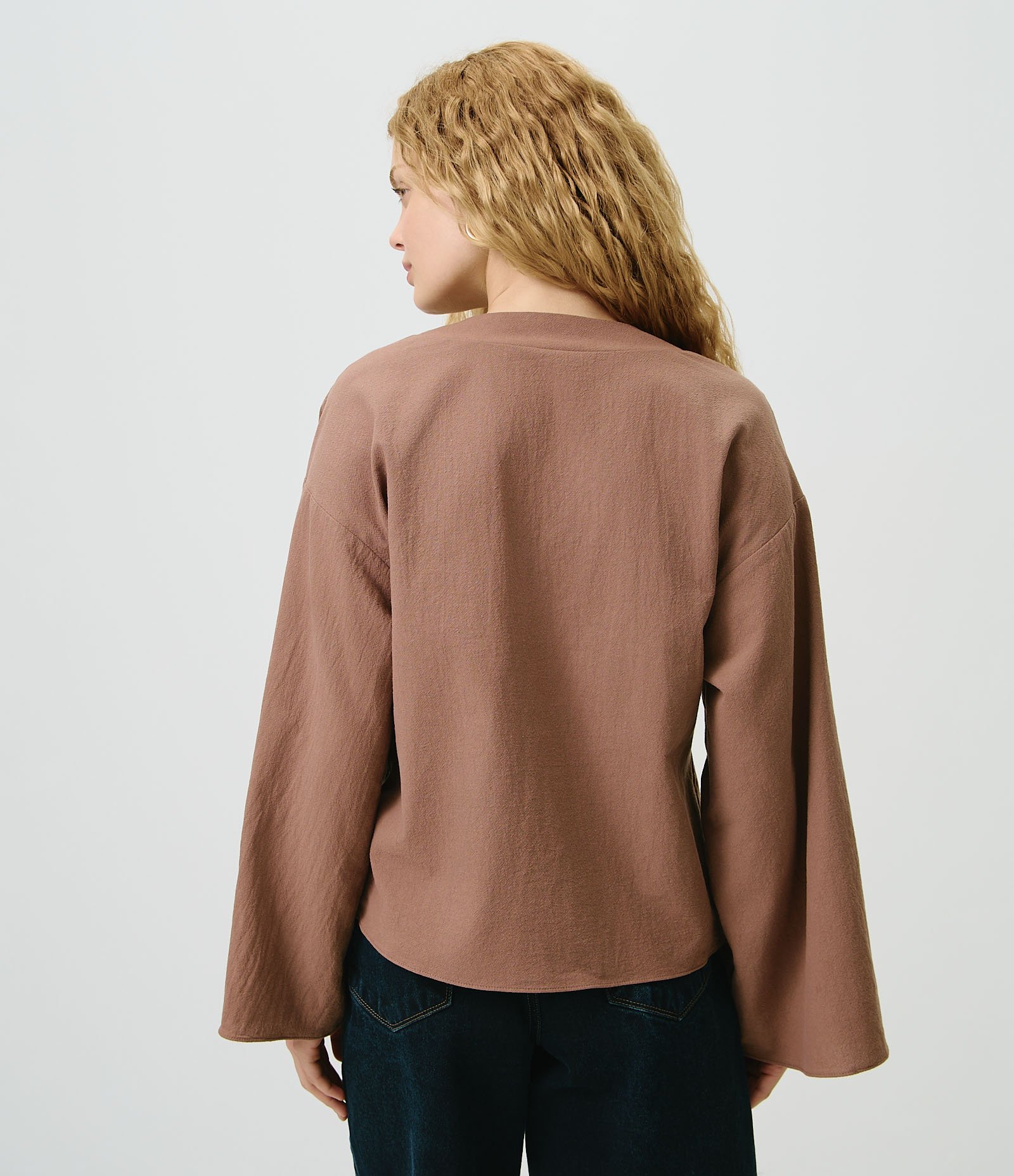 Blusa Transpassada em Algodão com Manga Ampla e Fechamento Único Marrom 4