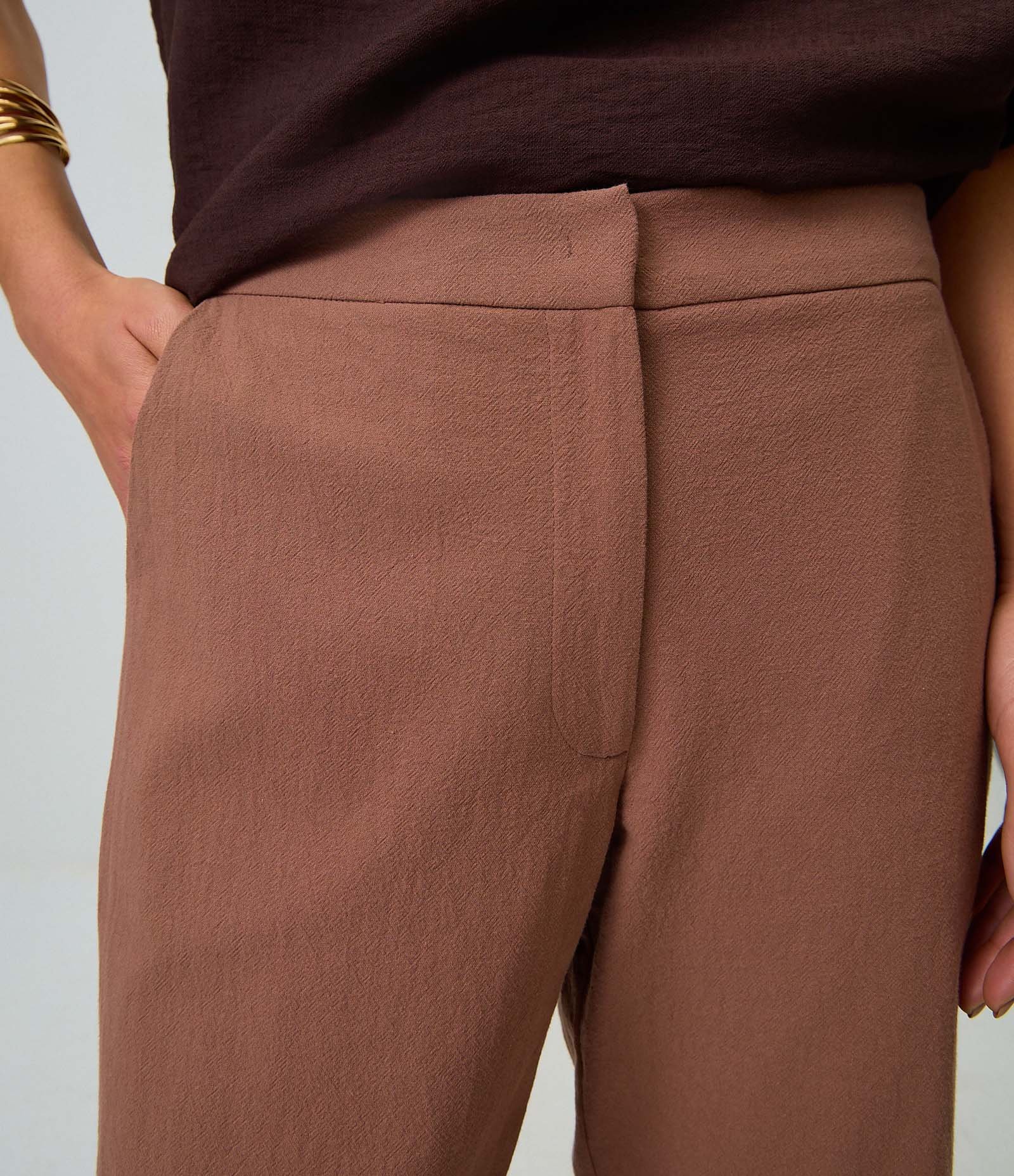 Calça Reta em Algodão com Cós Plano e Bolsos Marrom 4
