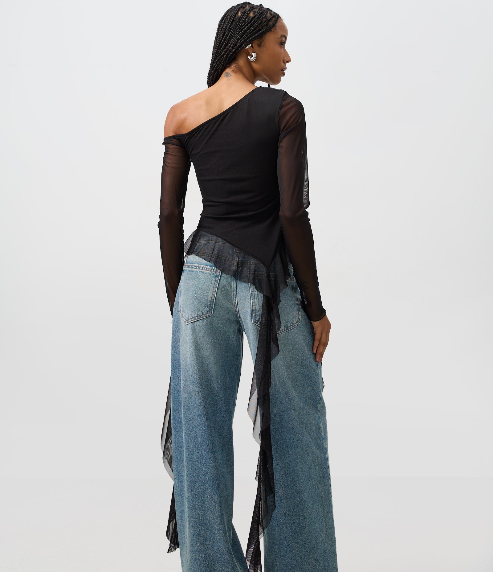 Blusa em Tule com Decote Assimétrico e Aplicação de Pedrarias Preto 1