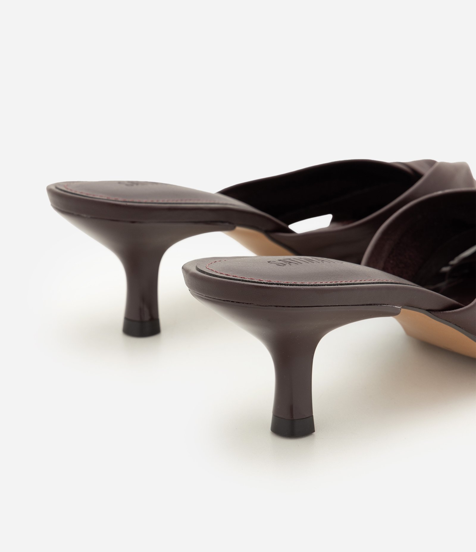 Sandália Mule em Couro com Nó e Salto Kitten Heel Vinho 3