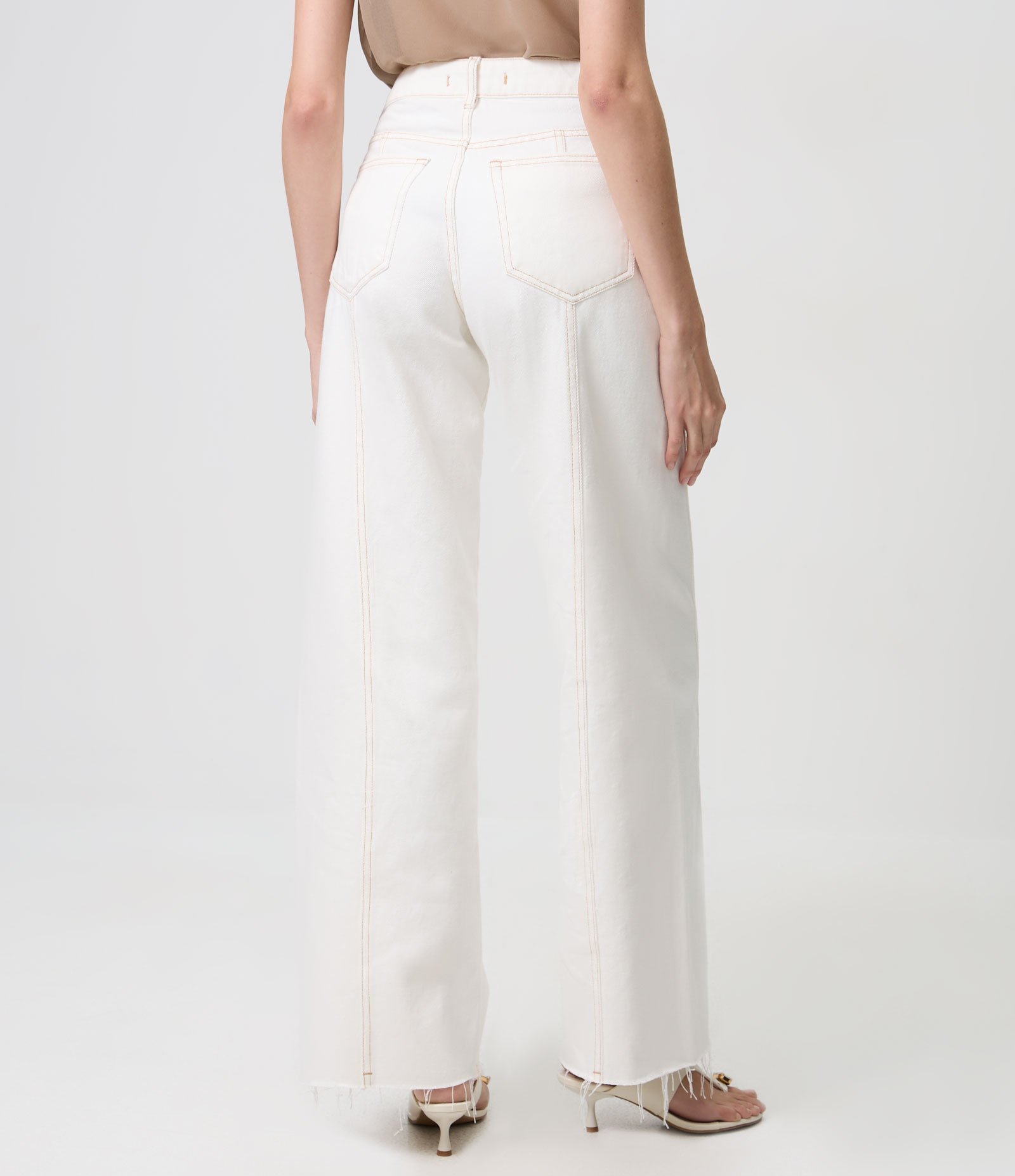 Calça Wide em Sarja com Recortes Contrastantes Branco 4