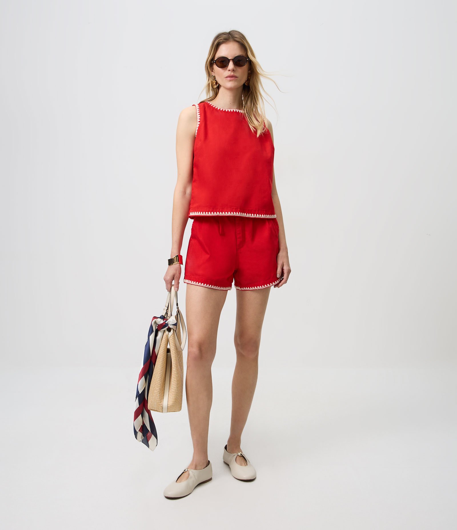 Short em Sarja com Bordado Contrastante na Barra Vermelho 1