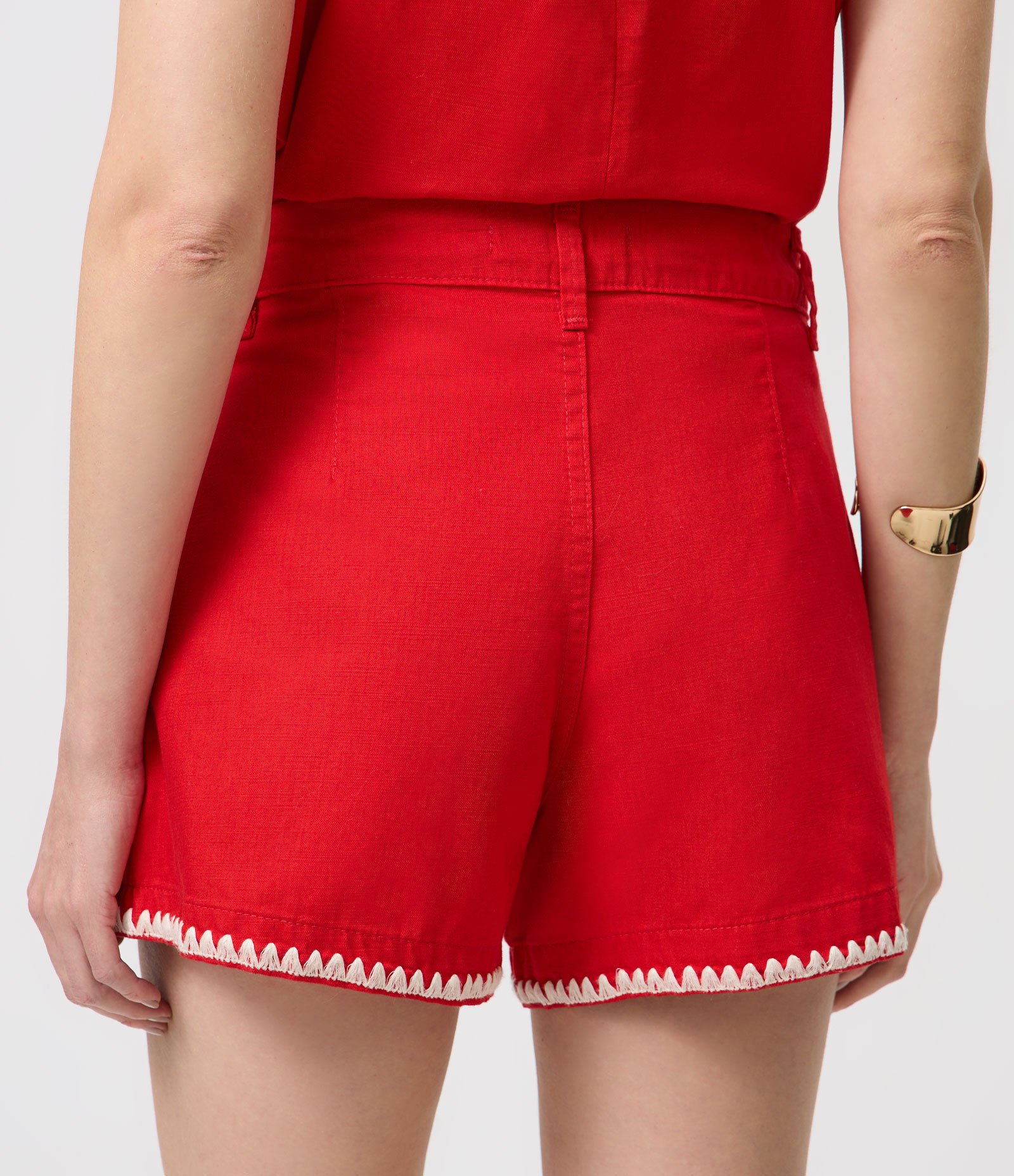 Short em Sarja com Bordado Contrastante na Barra Vermelho 4
