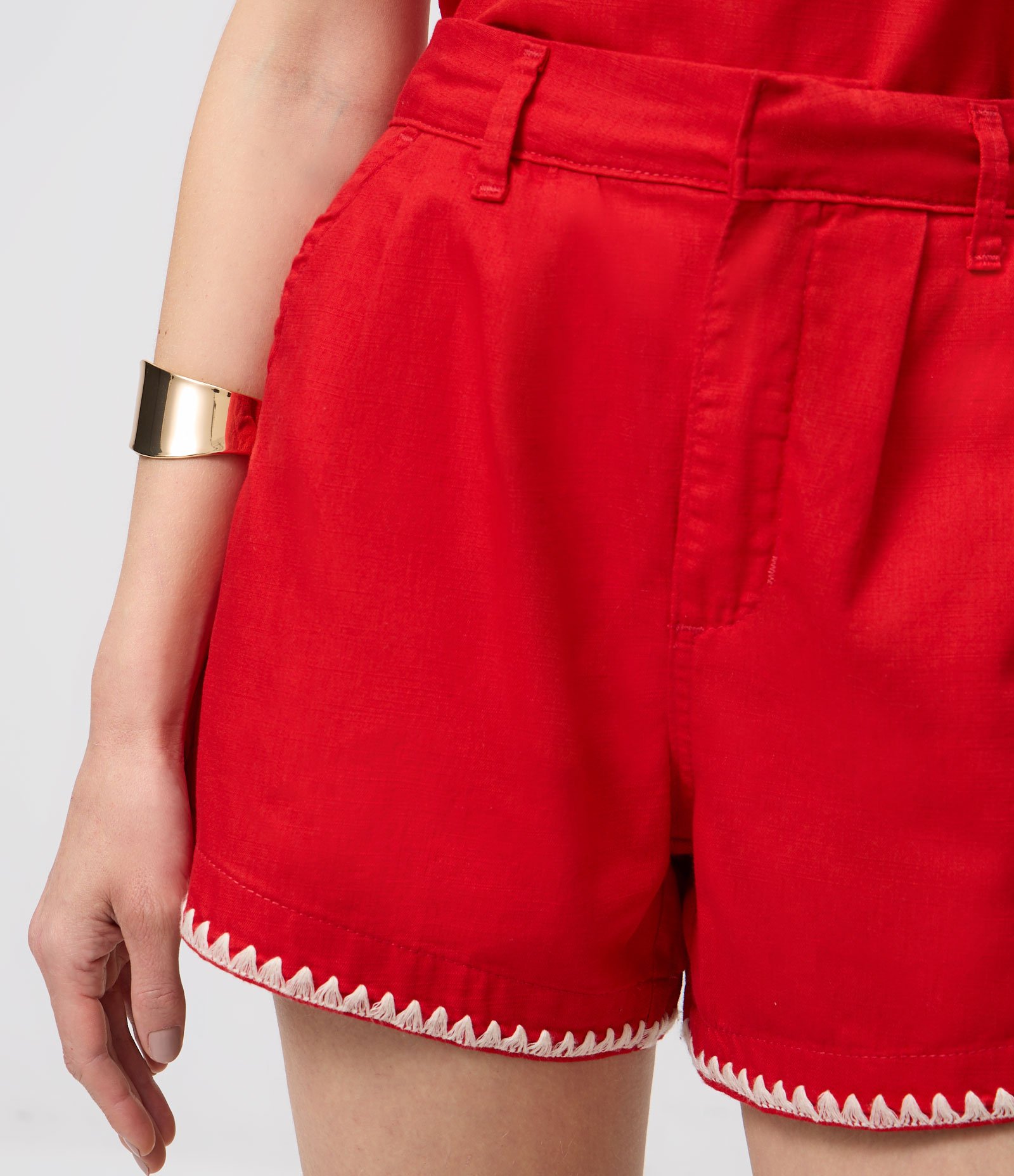 Short em Sarja com Bordado Contrastante na Barra Vermelho 5