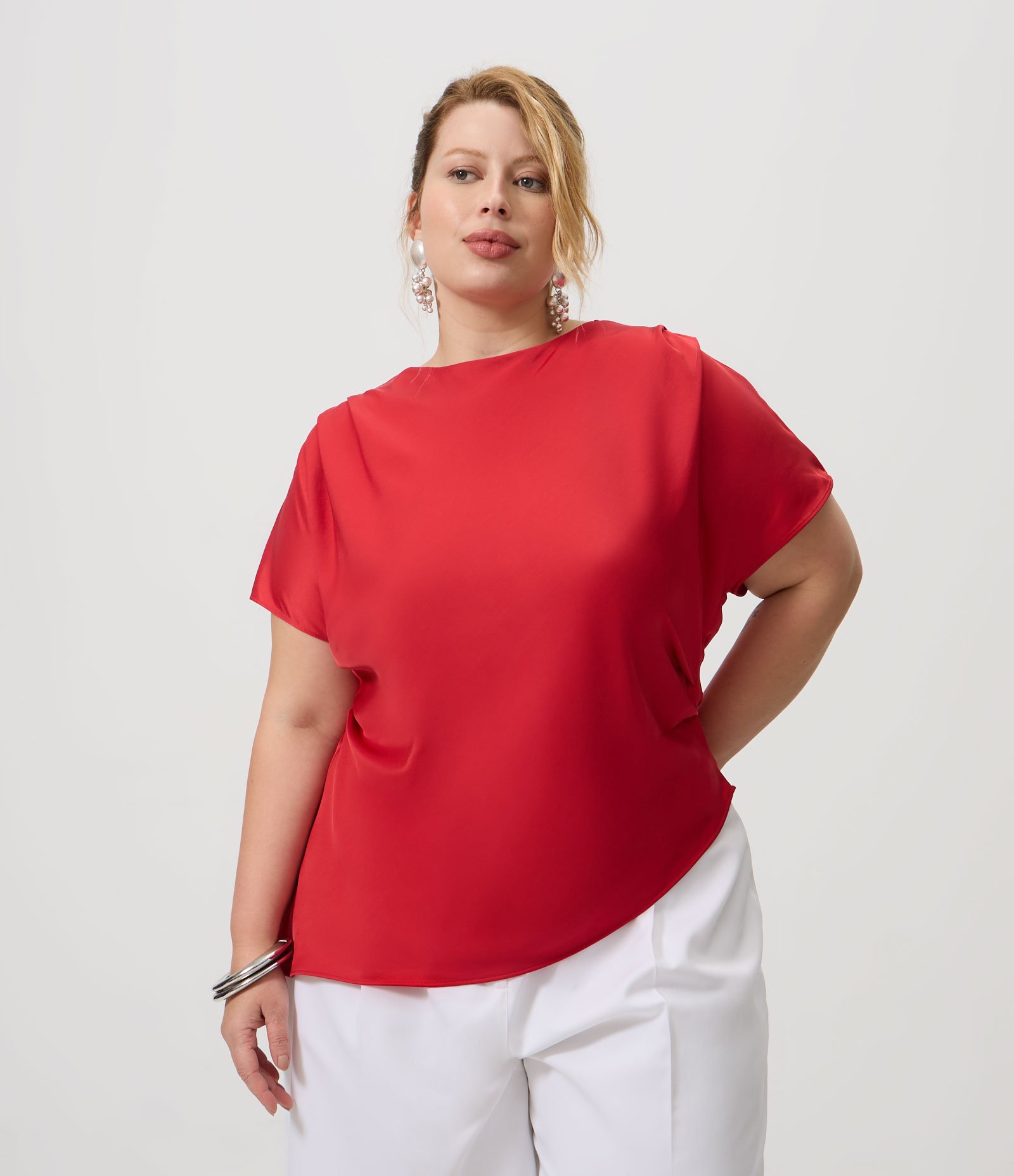 Blusa em Cetim com Barra Assimétrica Curve & Plus Size Vermelho 1