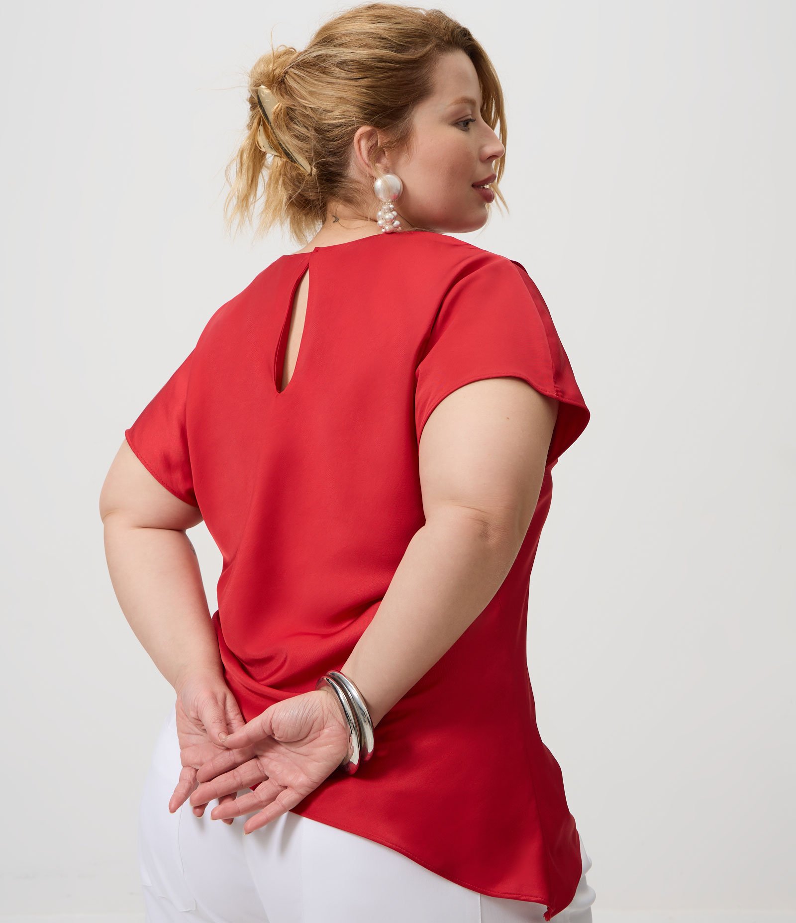 Blusa em Cetim com Barra Assimétrica Curve & Plus Size Vermelho 4