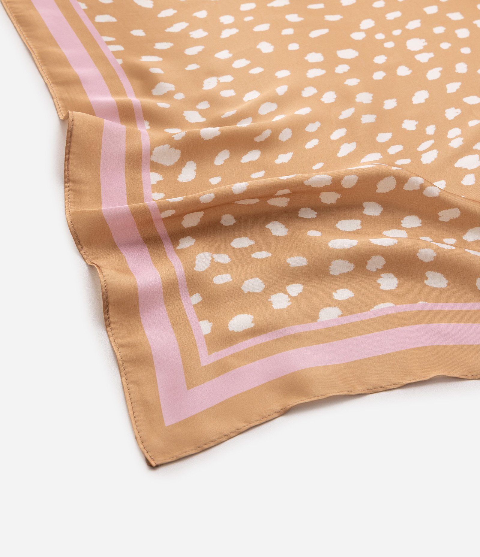 Lenço Quadrado em Cetim com Estampa Animal Print Bambi Marrom 2