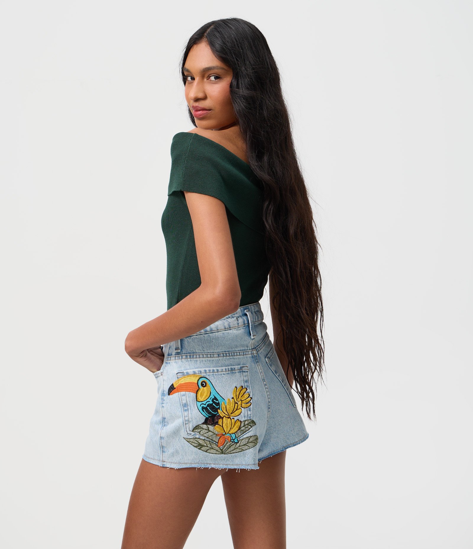 Short em Jeans com Bordado de Tucano Azul 1