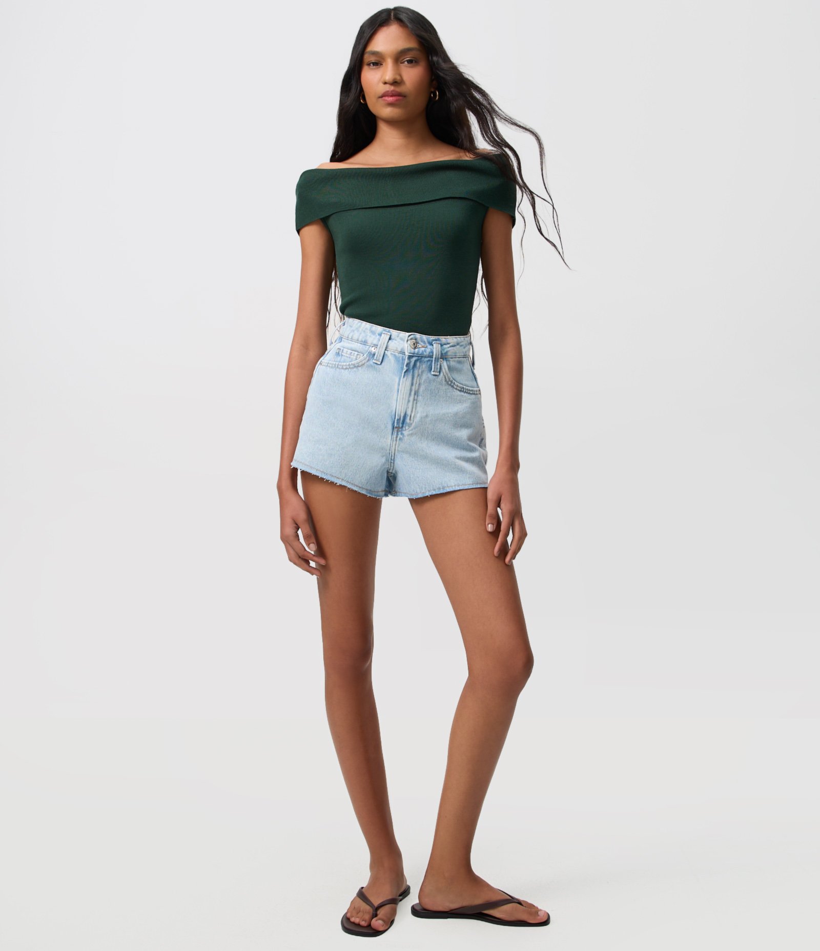 Short em Jeans com Bordado de Tucano Azul 2