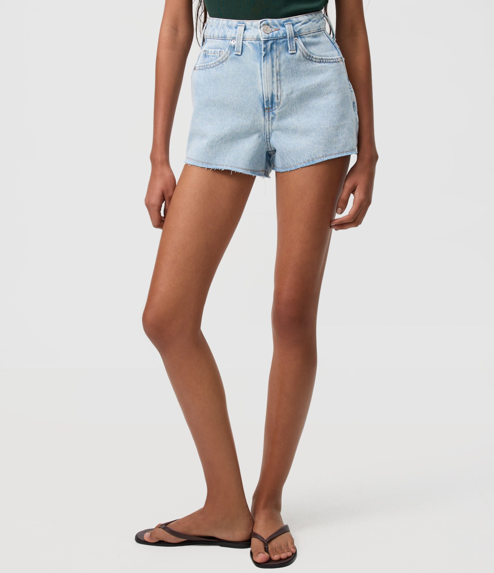 Short em Jeans com Bordado de Tucano Azul 3