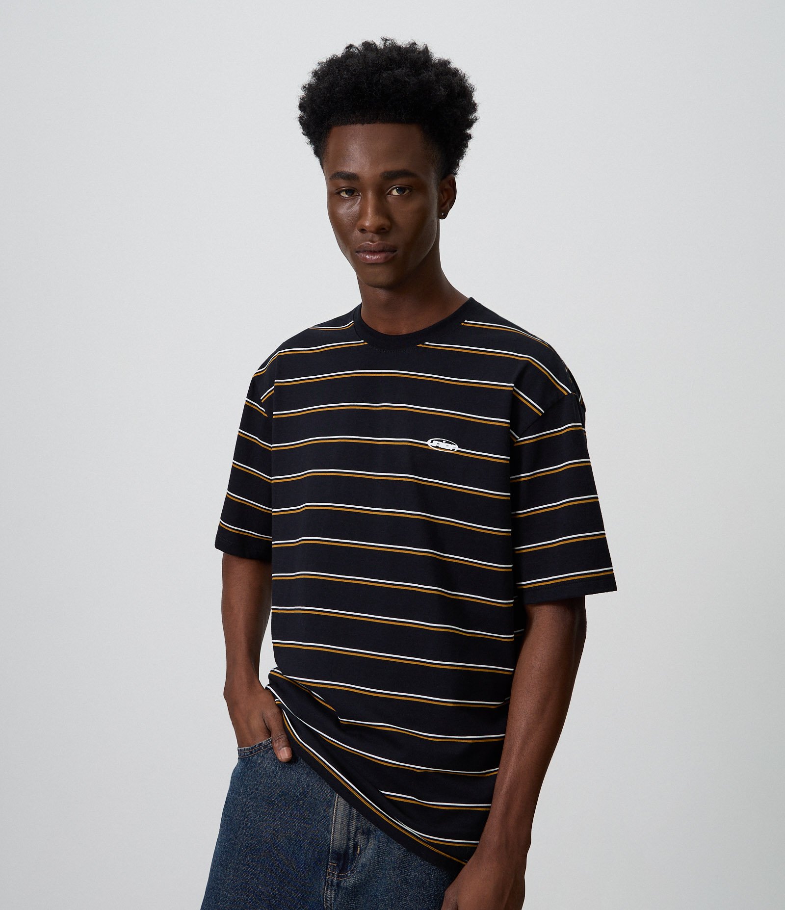 Camiseta Relaxed em Algodão com Listras Finas e Bordado Preto 1