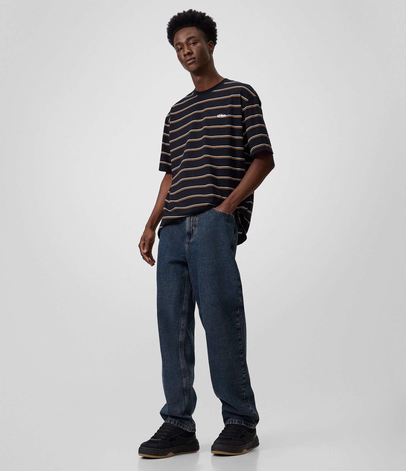 Camiseta Relaxed em Algodão com Listras Finas e Bordado Preto 2