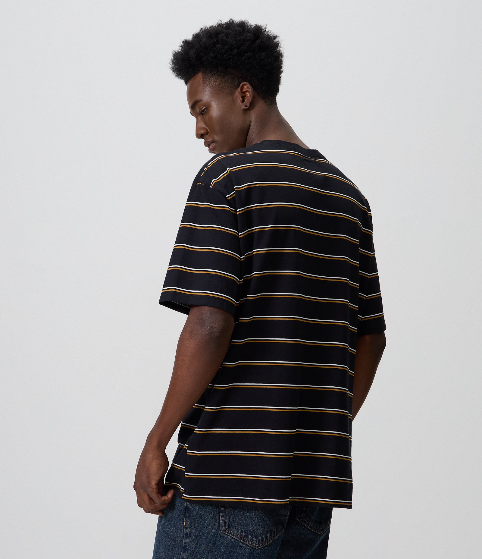 Camiseta Relaxed em Algodão com Listras Finas e Bordado Preto 3