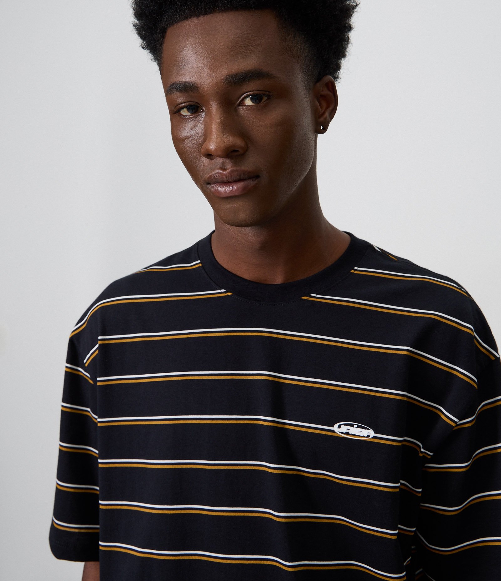 Camiseta Relaxed em Algodão com Listras Finas e Bordado Preto 4