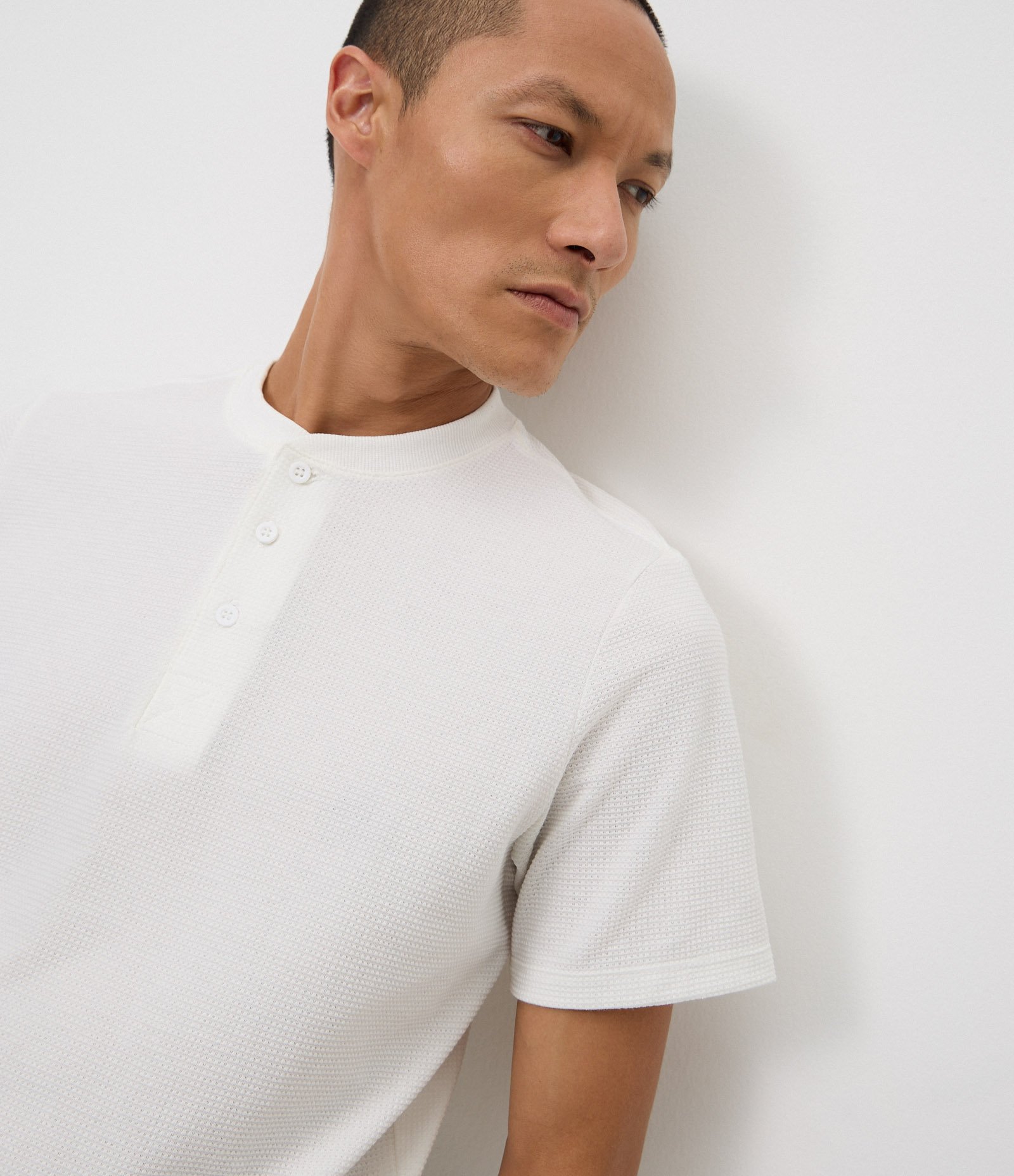 Camiseta Slim com Gola Henley e Textura Piquet Branco 4