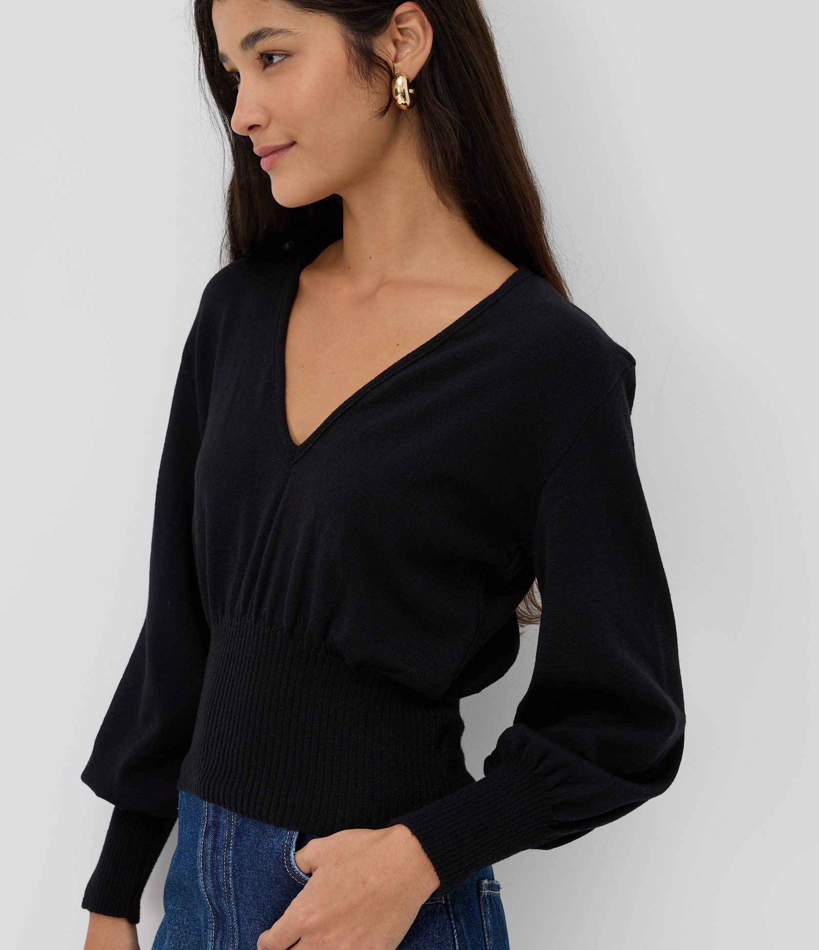 Blusa em Tricô com Decote V Profundo Preto 3