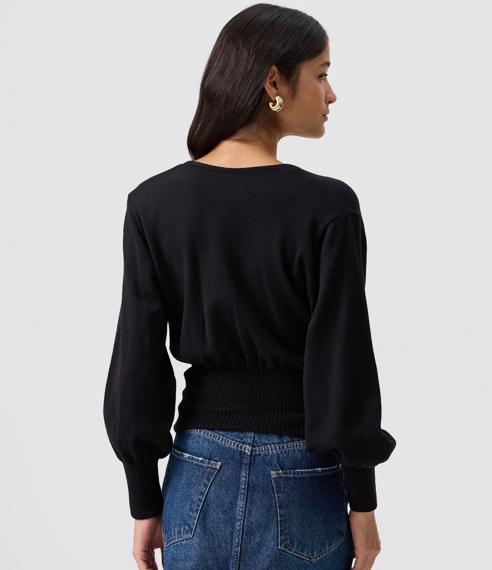 Blusa em Tricô com Decote V Profundo Preto 4