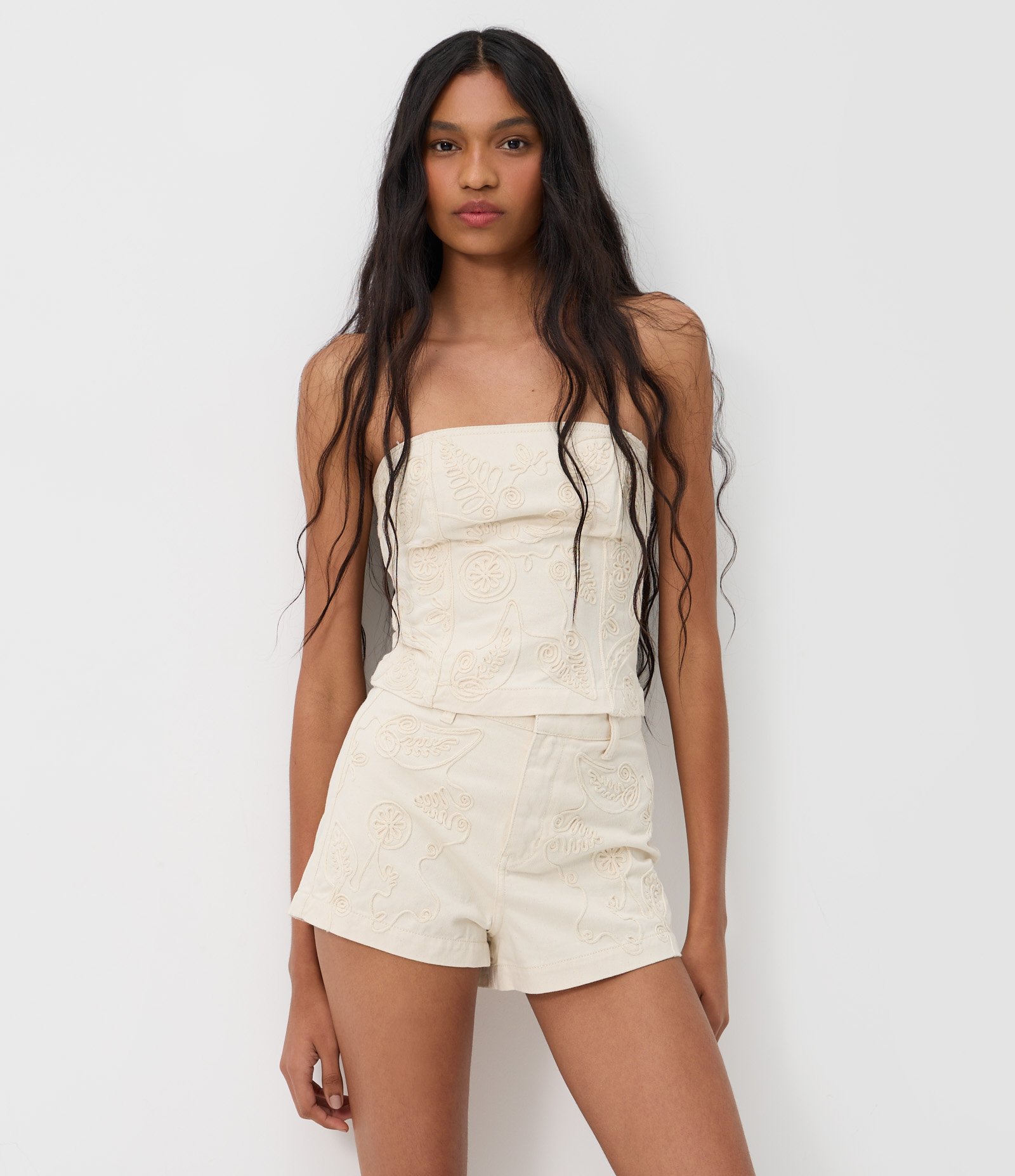 Short Alfaiatado em Sarja com Bordado Floral Off White 1