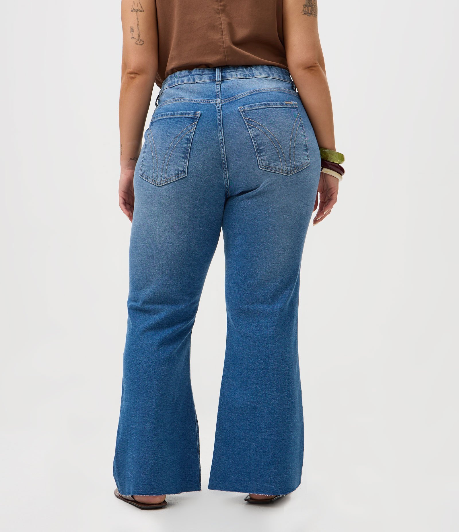 Calça Boot Cut em Jeans com Elastano e Barra a Fio Curve & Plus Size Azul 4