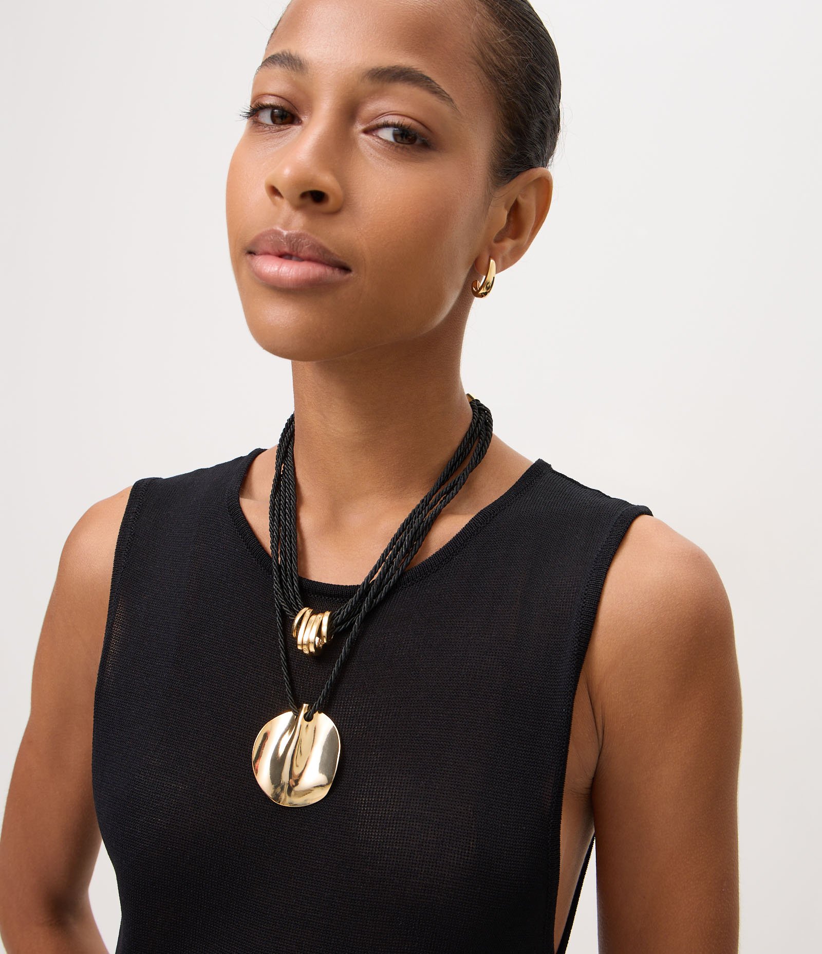 Conjunto de Colar em Camadas e Argolas Bold Dourado/Preto 3