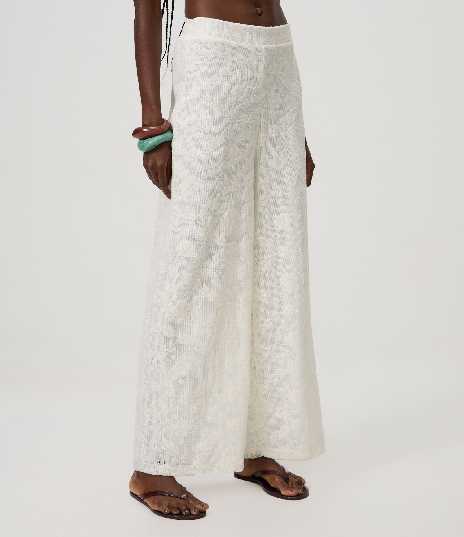 Calça em Jacquard com Textura Floral e Modelagem Ampla Branco 2