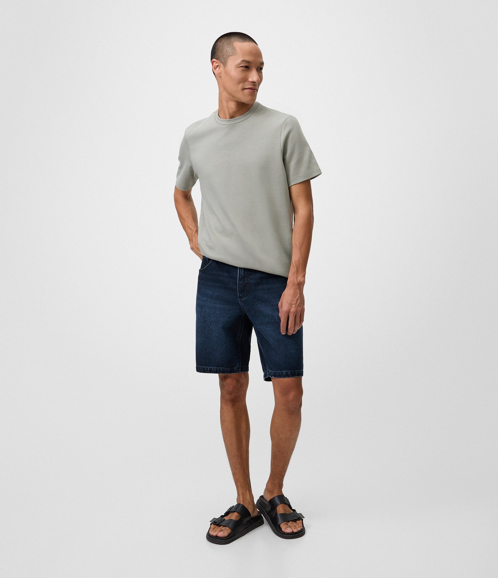 Bermuda Slim em Jeans com Bolsos Funcionais Preto 2