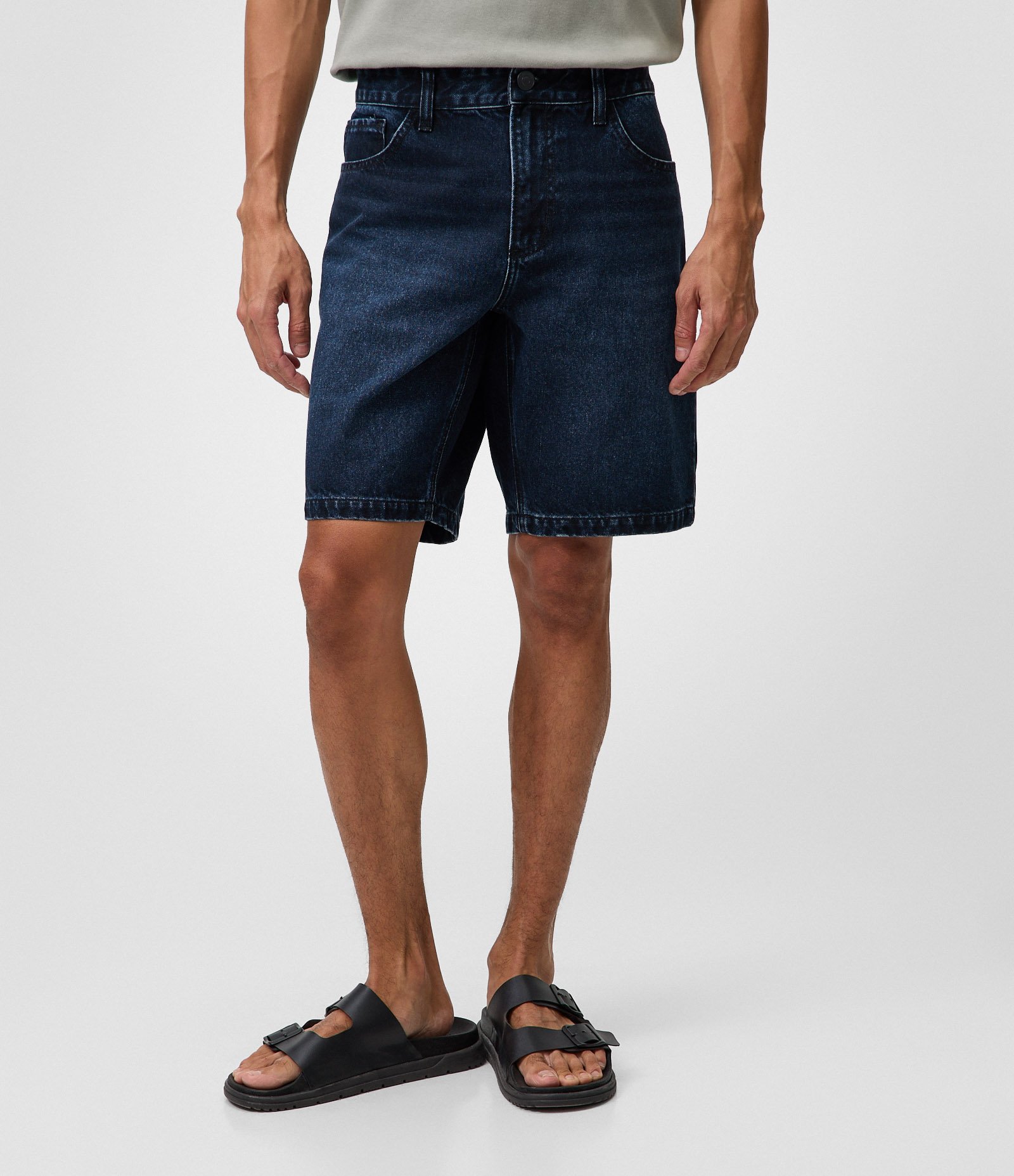 Bermuda Slim em Jeans com Bolsos Funcionais Preto 3